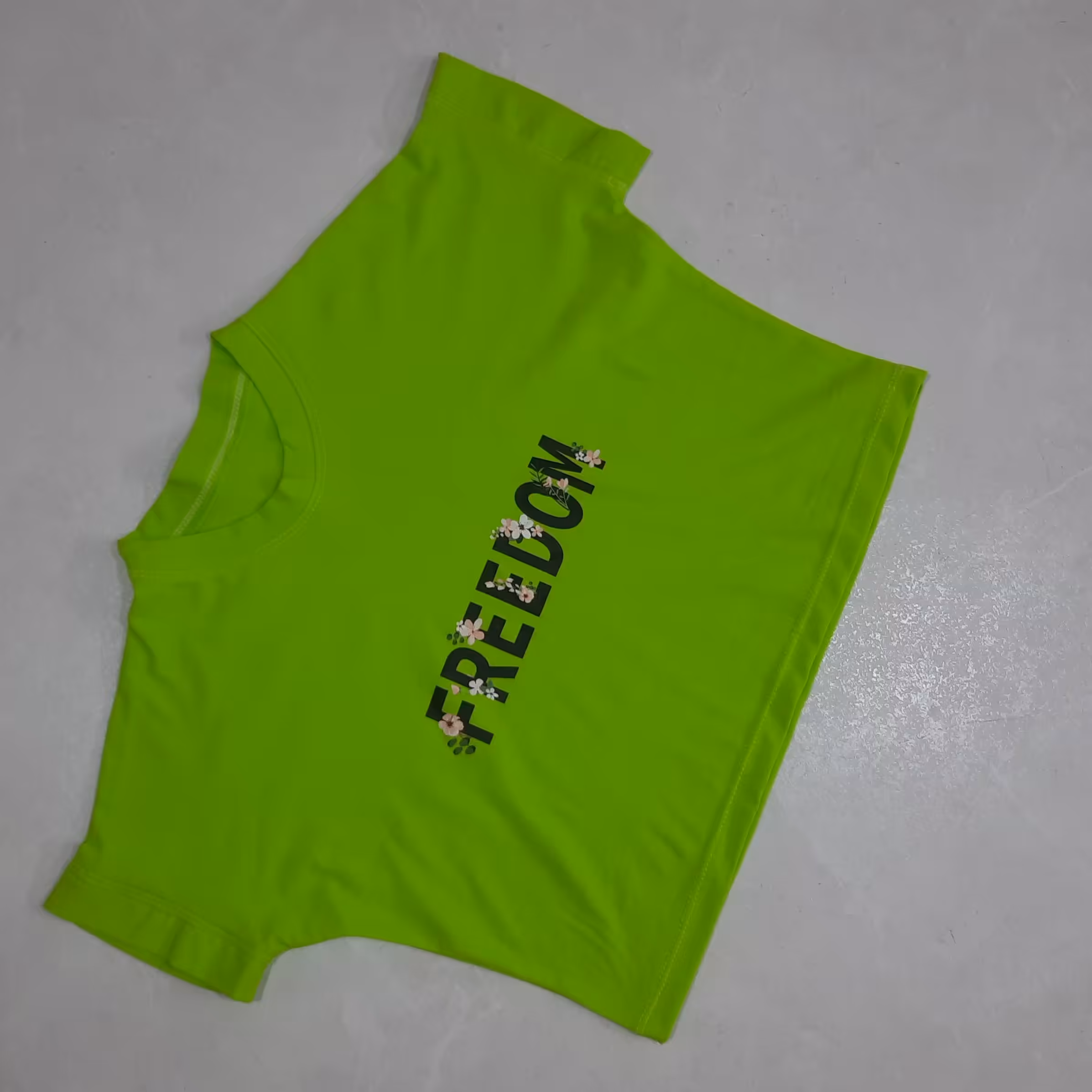 تیشرت کراپ تک  زنانه و دخترانه  