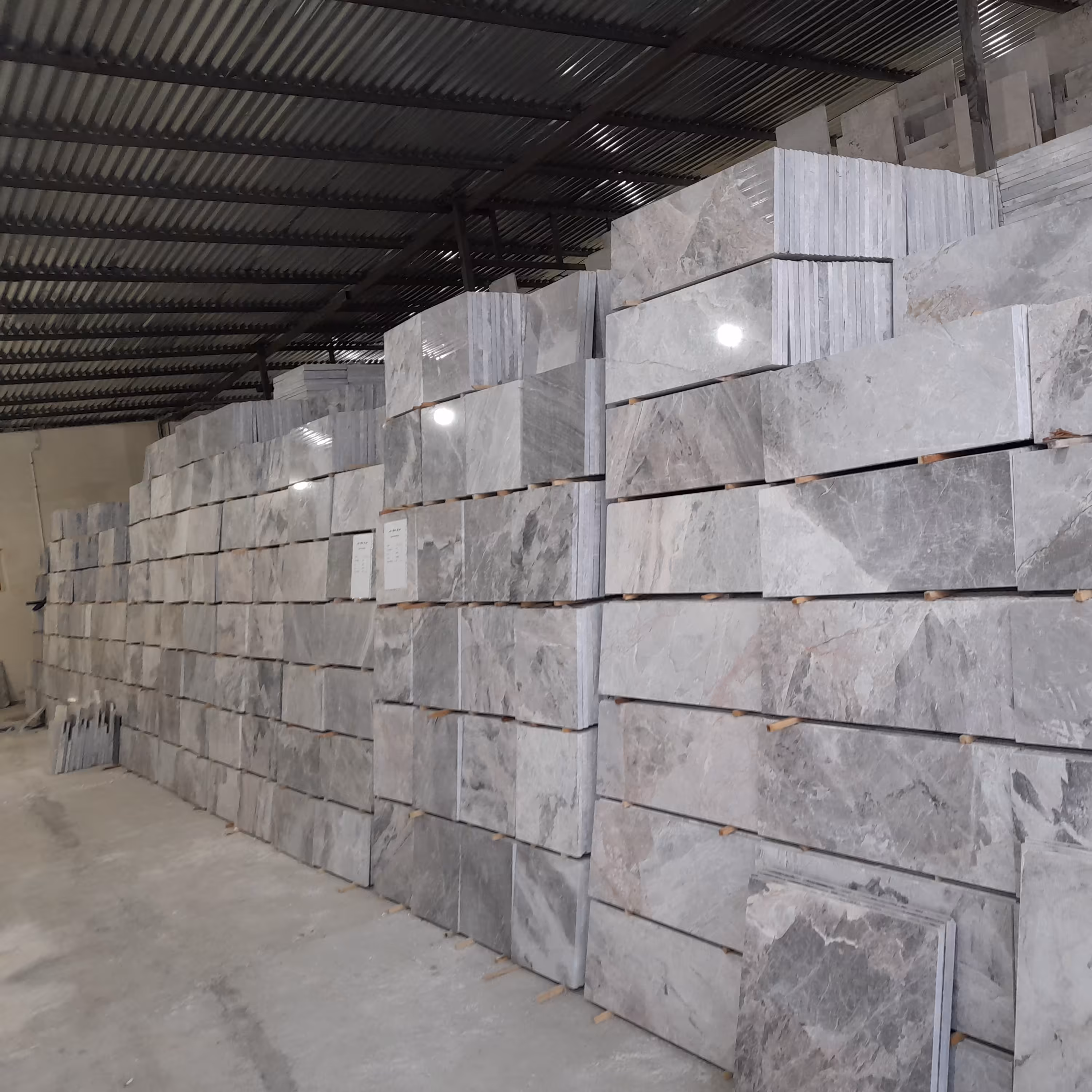 چینی سلیور اسکای از   30 در 40 تا 30در 80(( قیمت درج شده برای  هر یک متر مربع می باشد ))