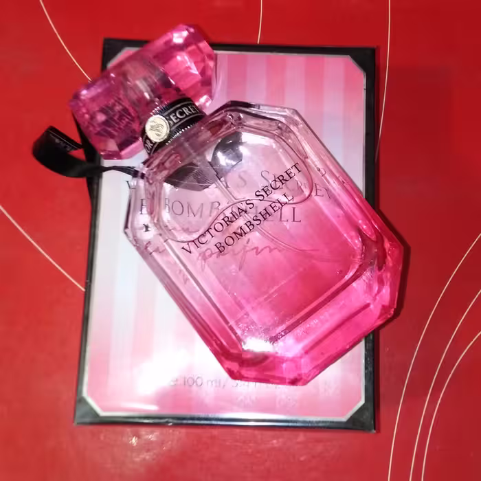 ادکلن ویکتوریا سکرت 100 میل زنانه Victoria secret Bombshell 1، عطر ویکتوریاسکرت، اودکلن ویکتوریاسیکرت صورتی، کادو زنانه