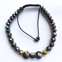 دستبند مدل خرداد  تلفیقی از سنگ های هماتیت با سایز ها و رنگ های متفاوت