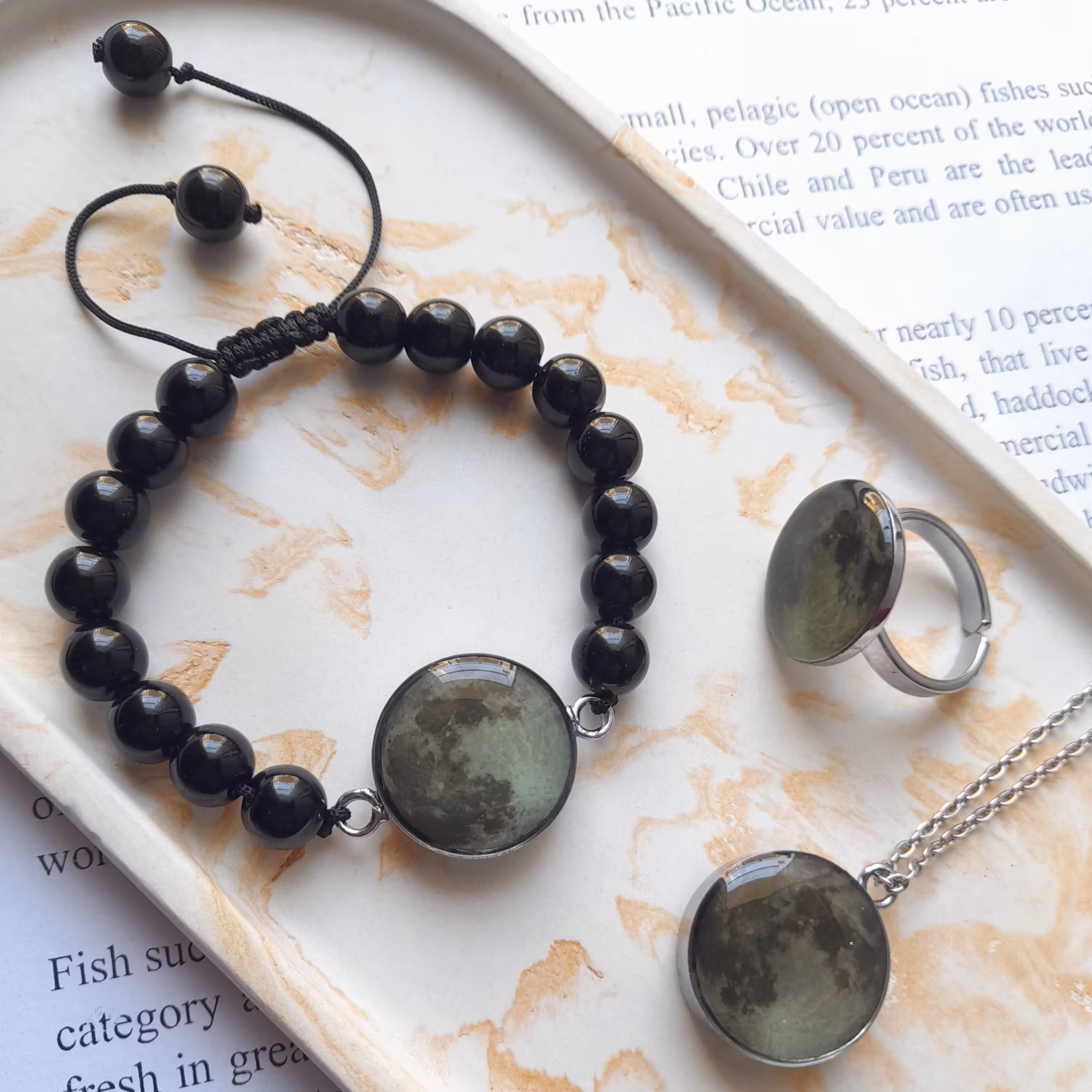 دستبند ماه شبتاب با فریم استیل رنگ ثابت و سنگ اونیکس