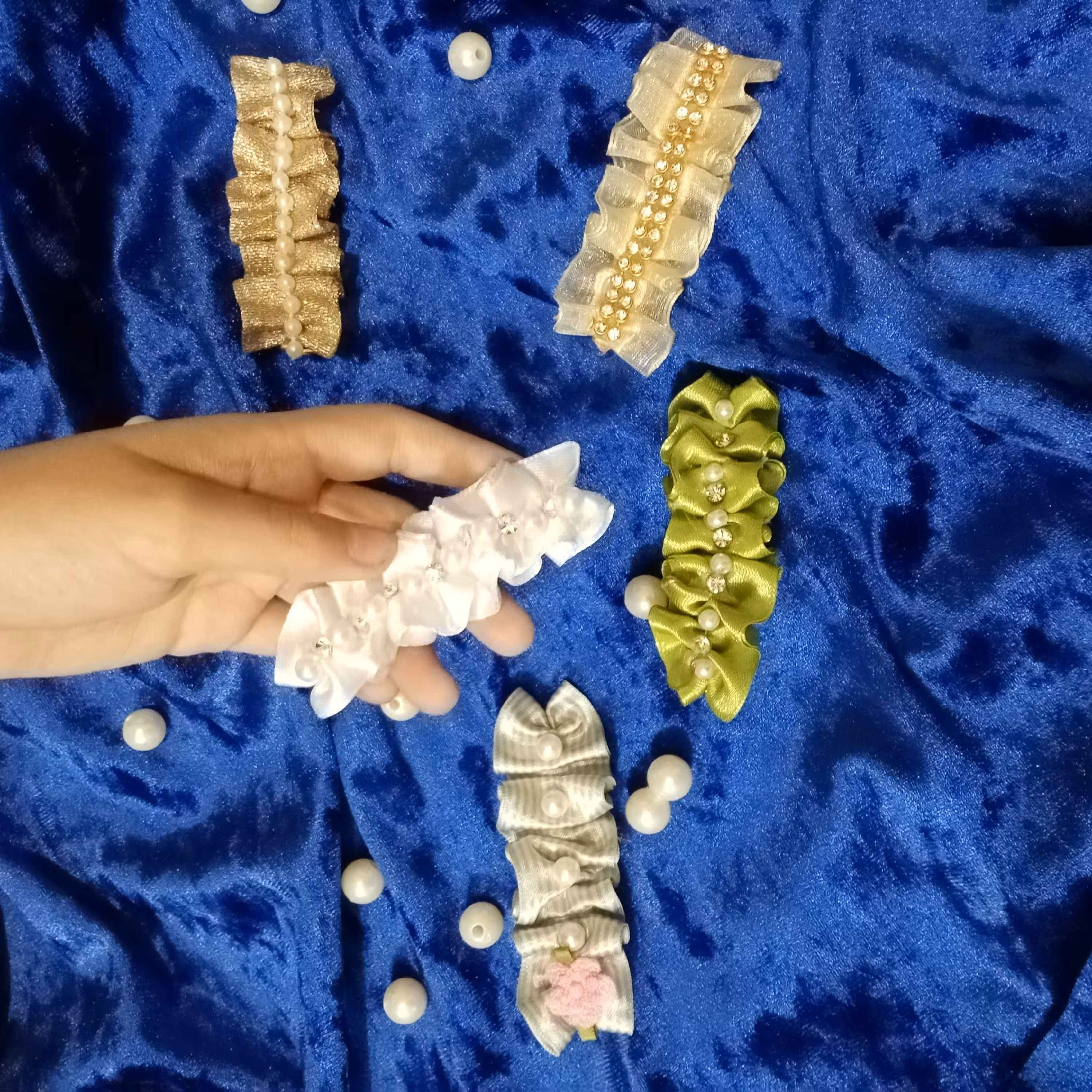 گیره  فانتزی زیبا ترکیب روبان و مروارید و سنگ تزیینی مناسب خاص پسندان