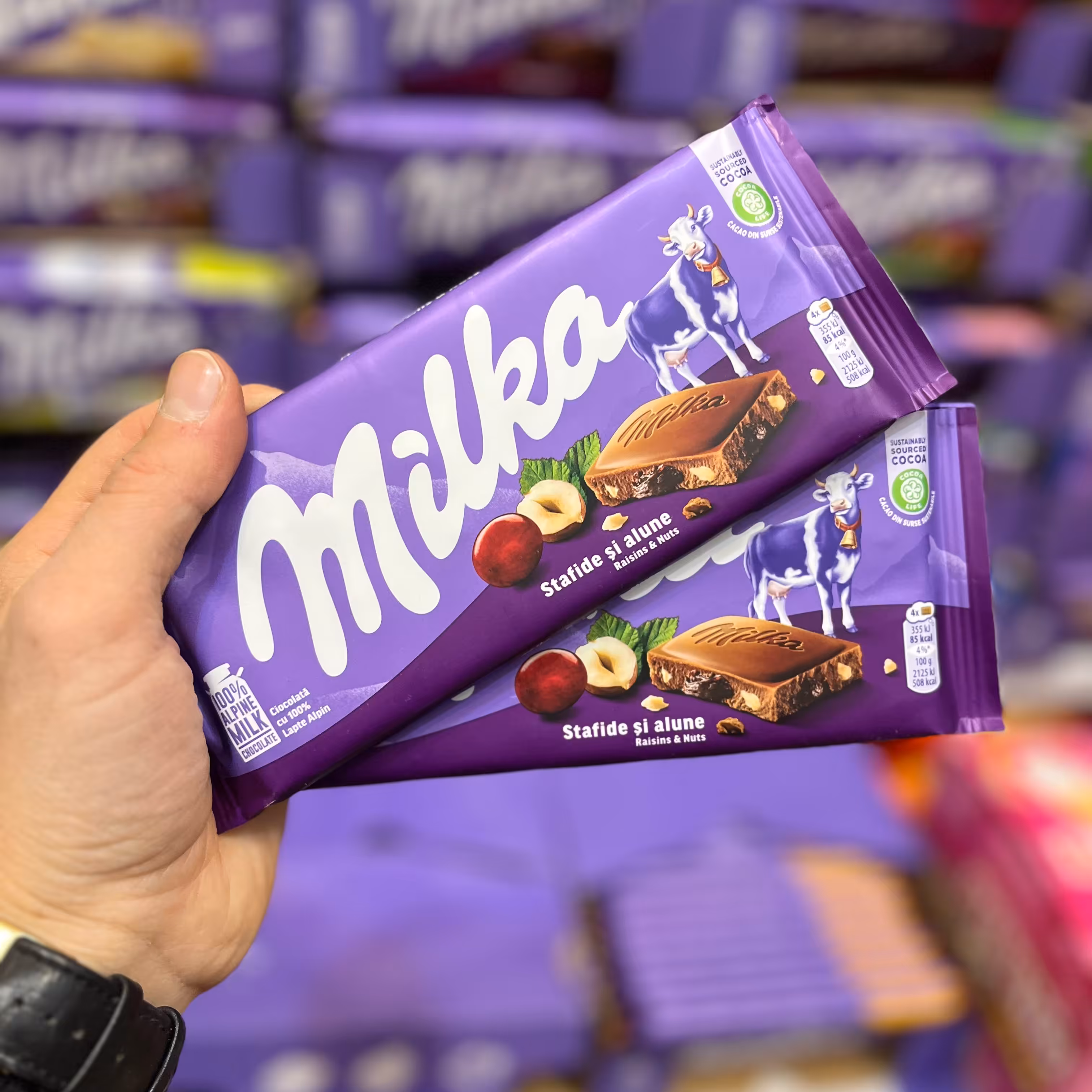 تابلت شکلات میلکا بامغز فندق و آلبالو