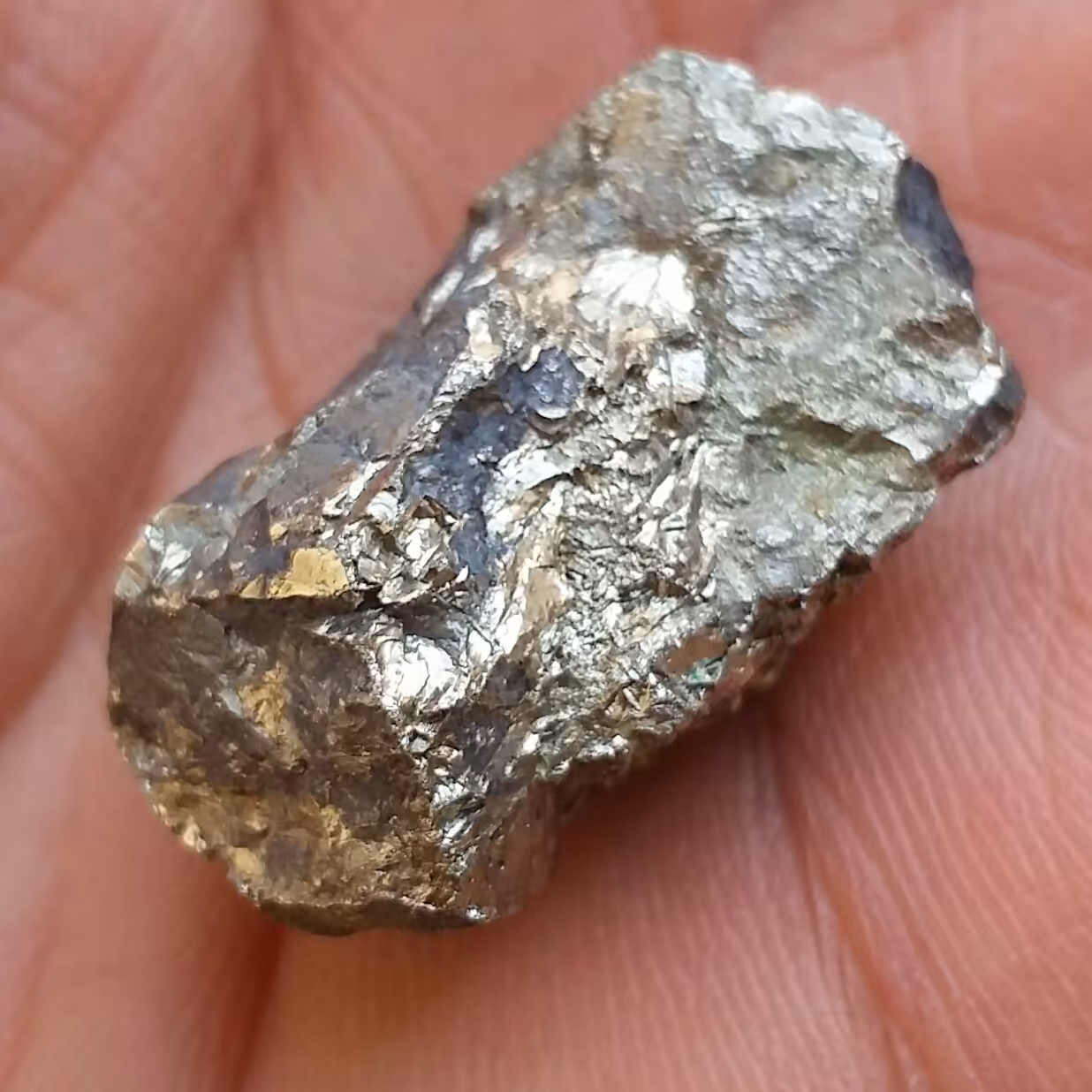 سنگ راف حبه شده پیریت کوبیک طلایی ملقب به سنگ طلا دیدنی 100 در 100 طبیعی شاهکااار خلقت

بی نظیییییییر
