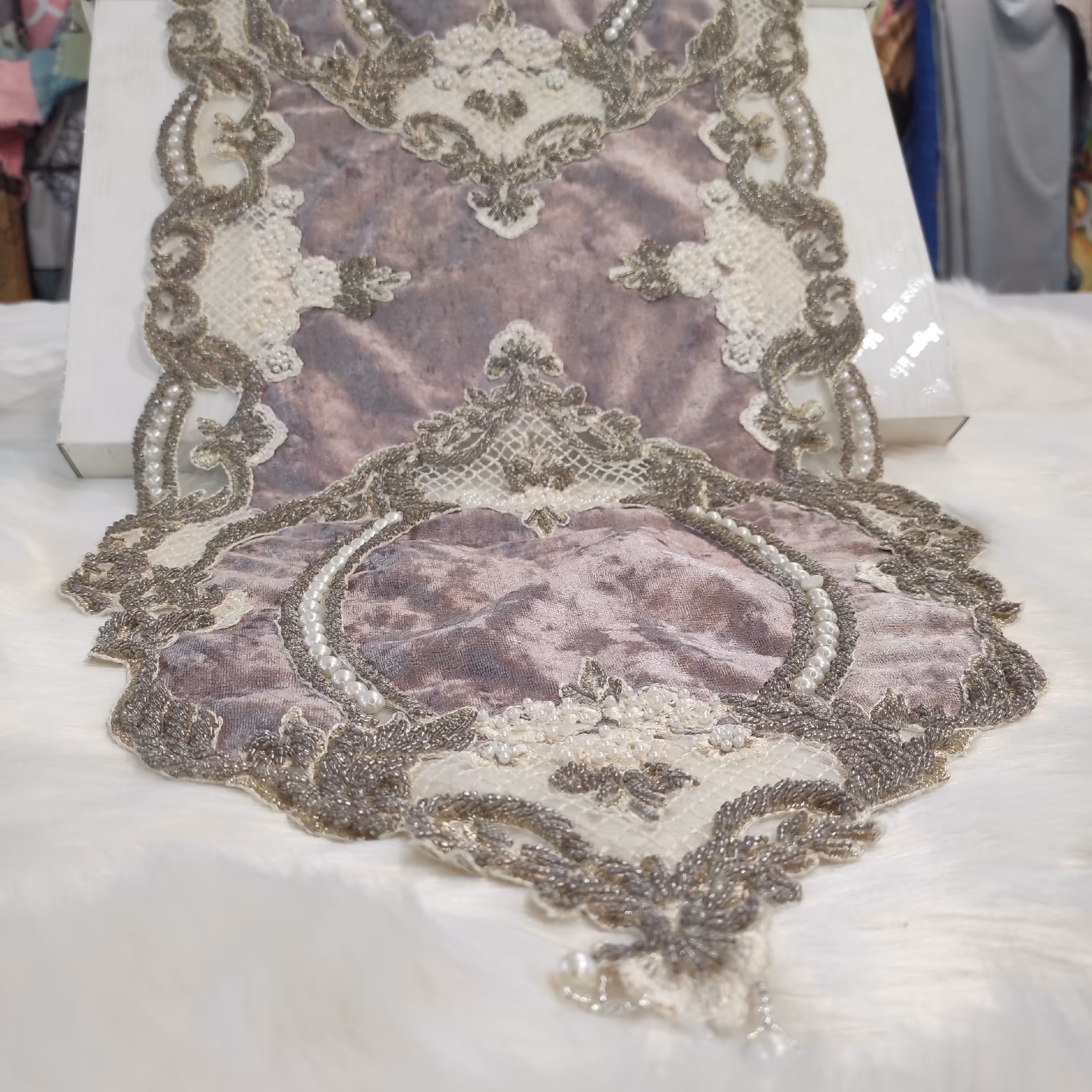 رومیزی  دانتل ملیه کار شده