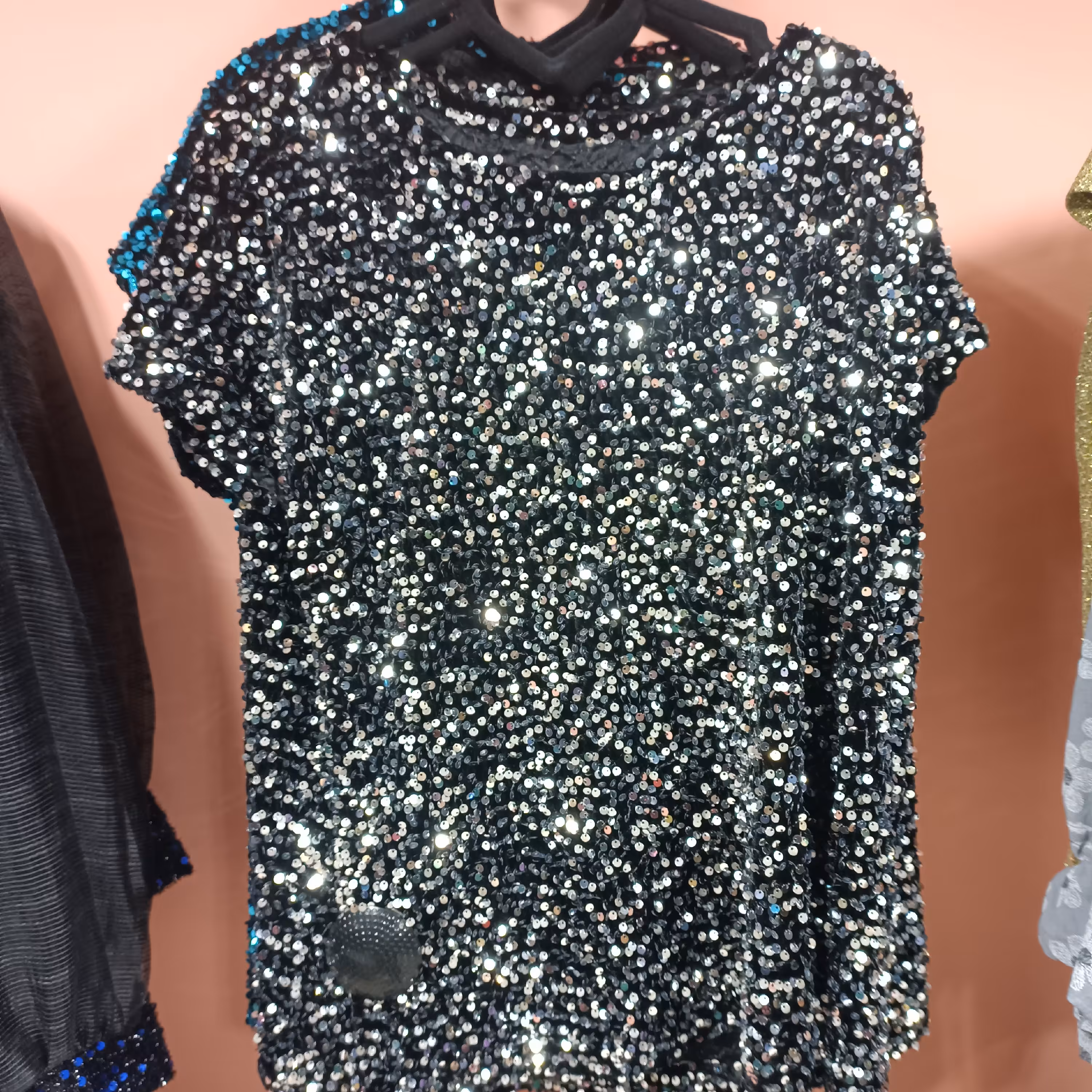 بلوز مخمل پولک دوزی شده گرم بالا در رنگ بندی فری سایز فقط نقره ای موحوده