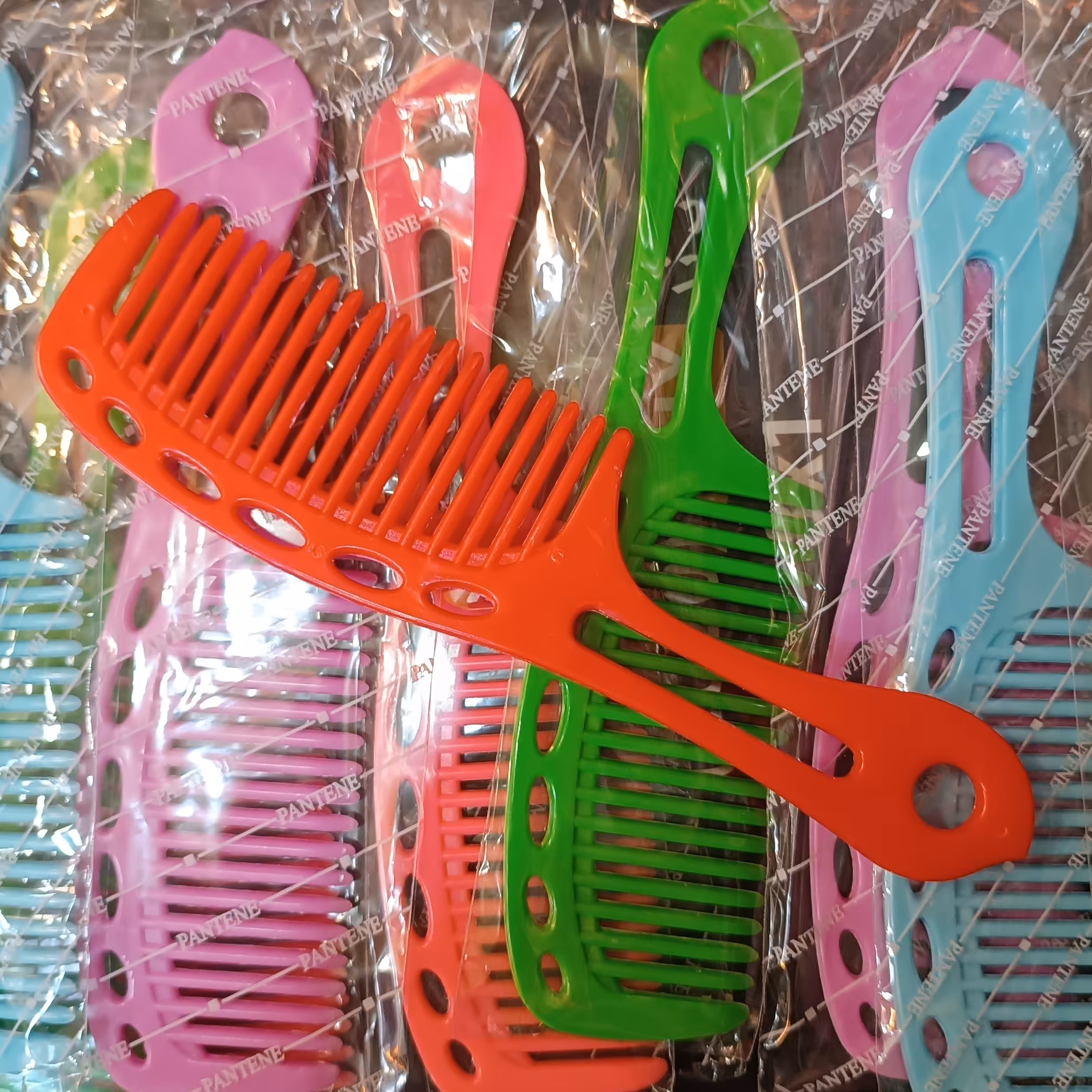 شانه دسته دار موی سر دندانه درشت پلاستیکی شانه فر مو شونه فر انواع شانه اصلاح آرایشگری برس گرد شینیون شونه فر موجوده 