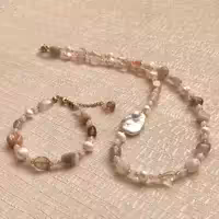 ست گردنبند و دستبند سنگ سان استون ومروارید پرورشی ورز کوارتز وروتیل کوارتز اصل شاران 