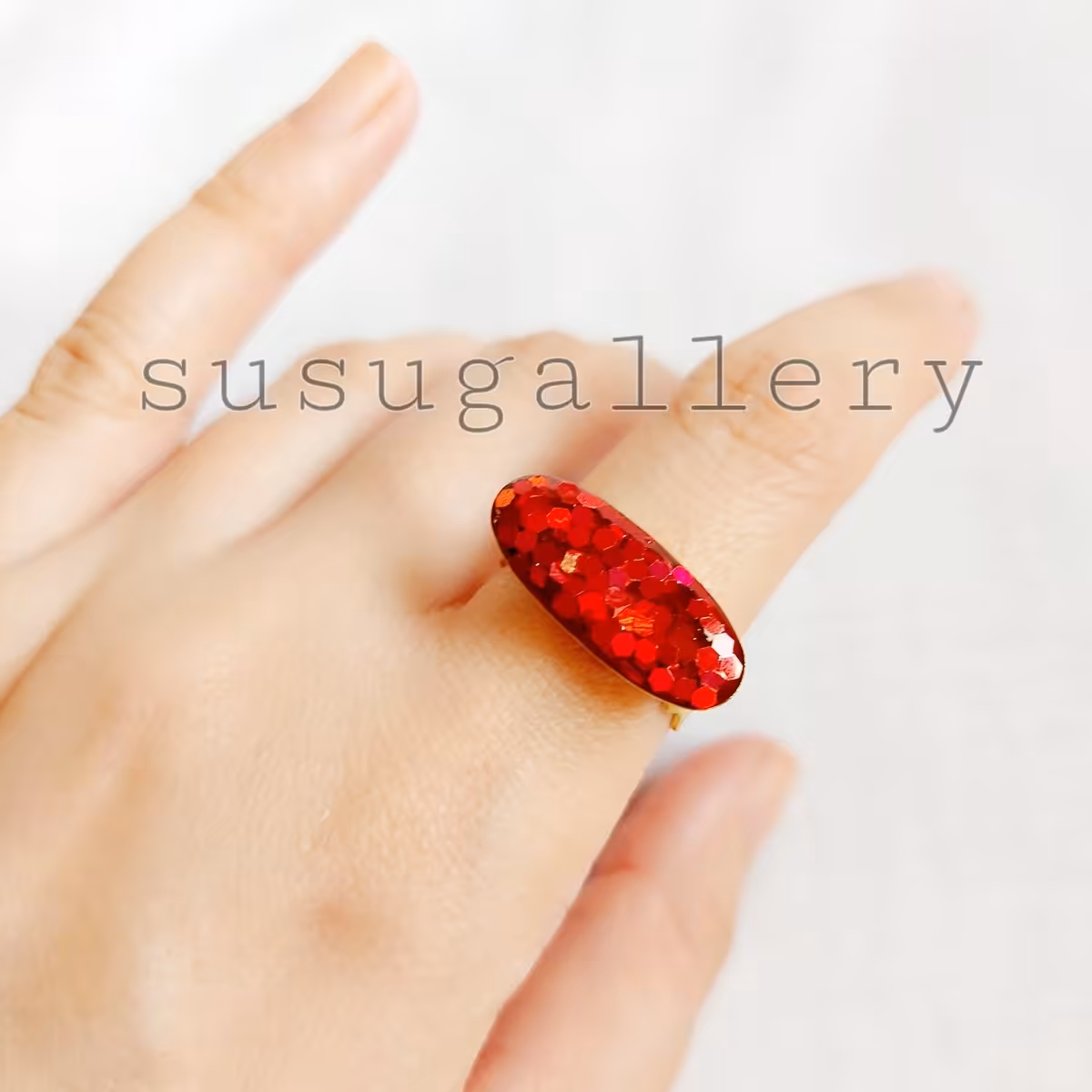 انگشتر  زنانه رزینی  قرمز طرح بیضی از جنس برنج  فری سایز