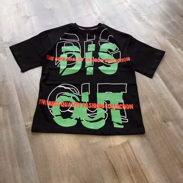 تیشرت مشکی اسپرت طرح شلوغ بارنگ سبز مناسب سن 4 سال تا 12 سال