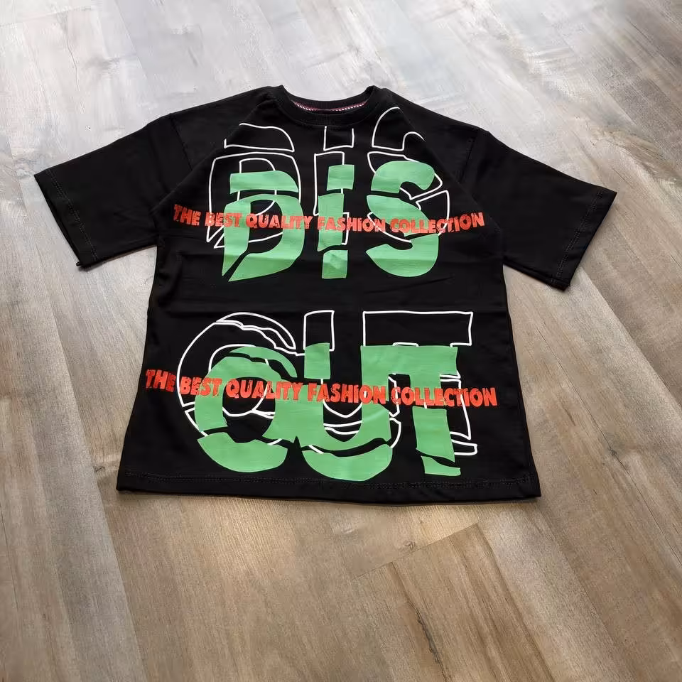 تیشرت مشکی اسپرت طرح شلوغ بارنگ سبز مناسب سن 4 سال تا 12 سال