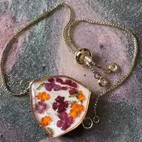 دستبند رزینی دو طرفه با گل خشک های طبیعی و اکلیل