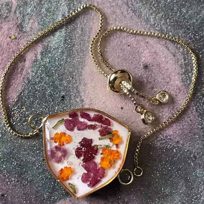 دستبند رزینی دو طرفه با گل خشک های طبیعی و اکلیل