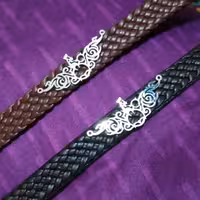 دستبند چرم حصیری طبیعی با پلاک طرح گرافیکی فروهر،جنس استیل مرغوب رنگ ثابت ضد حساسیت و کم وزن 