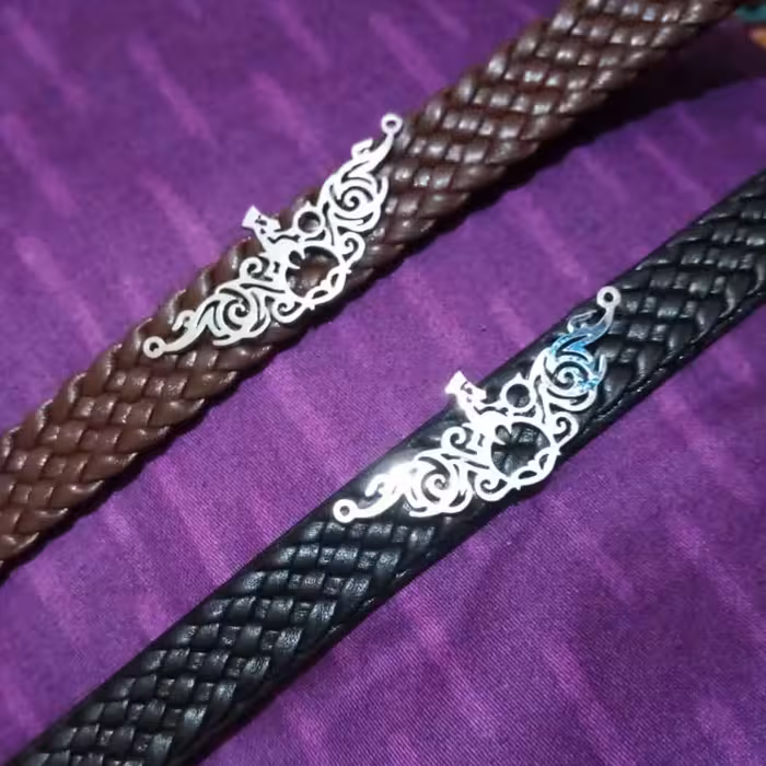 دستبند چرم حصیری طبیعی با پلاک طرح گرافیکی فروهر،جنس استیل مرغوب رنگ ثابت ضد حساسیت و کم وزن 