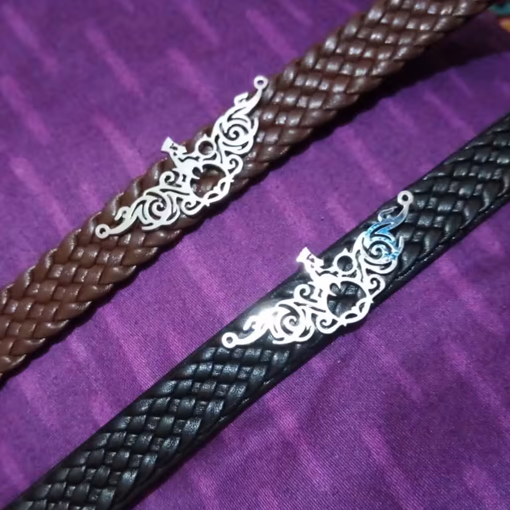 دستبند چرم حصیری طبیعی با پلاک طرح گرافیکی فروهر،جنس استیل مرغوب رنگ ثابت ضد حساسیت و کم وزن 