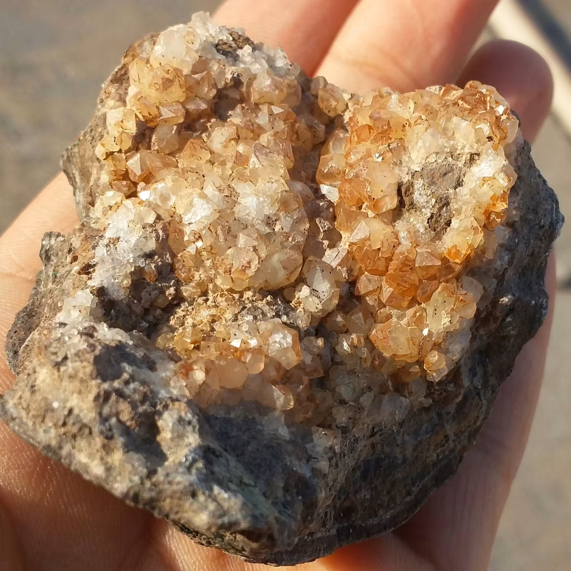 نمونه فوق کلکسیونی کلسیت آنالیسم پر بلور  روی بستر محشر بسیااااار زیبا 100 در 100 طبیعی خارق العاده و تک
کد 8372