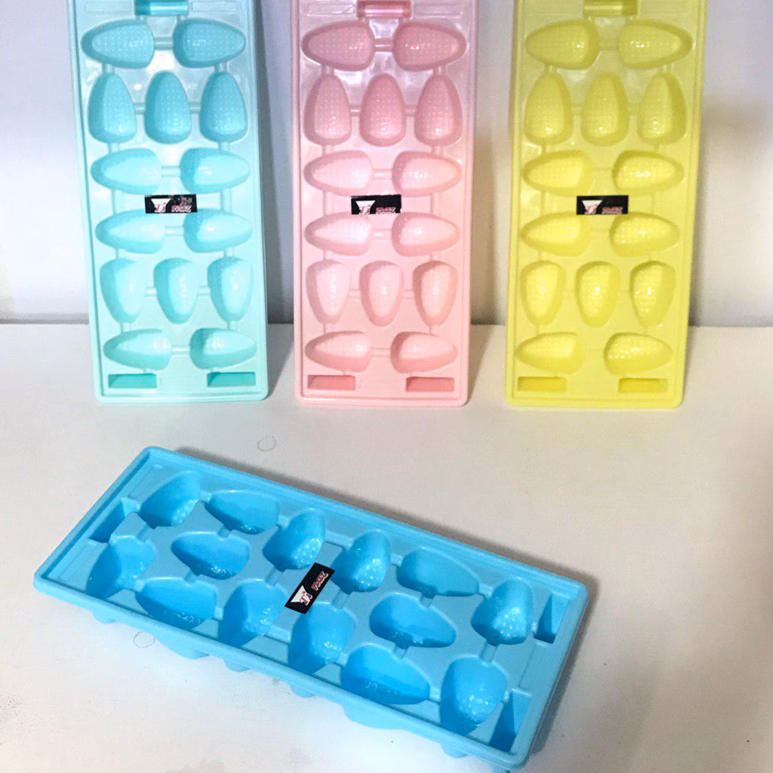 قالب یخ مدل اشکال مختلف میوه و قلب و پلاستیکی   دارای شکل های متنوع و زیبای میوه ها و قلب و  وارداتی   مناسب