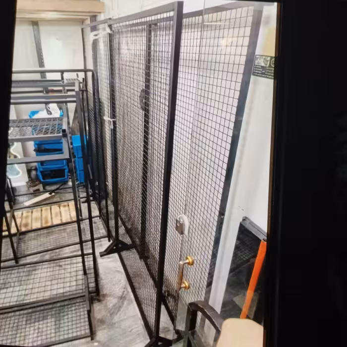 فنس مشکی.پایه دار.دیواری.