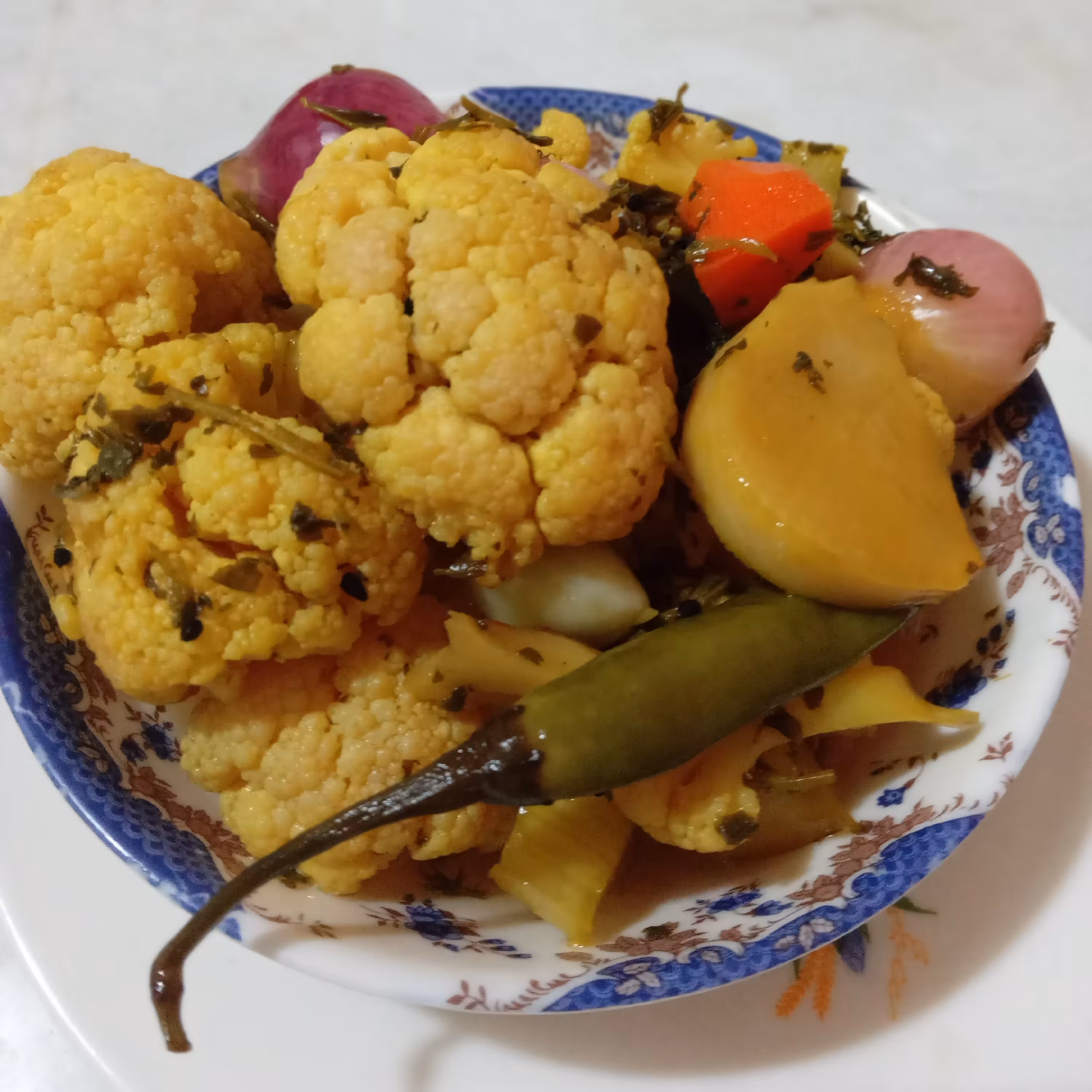 ترشی هفت بیجار  مخلوطی از گل کلم   کرفس  هویج  سیب زمینی ترشی  موسیر  پیاز قرمز  فلفل  سیر   