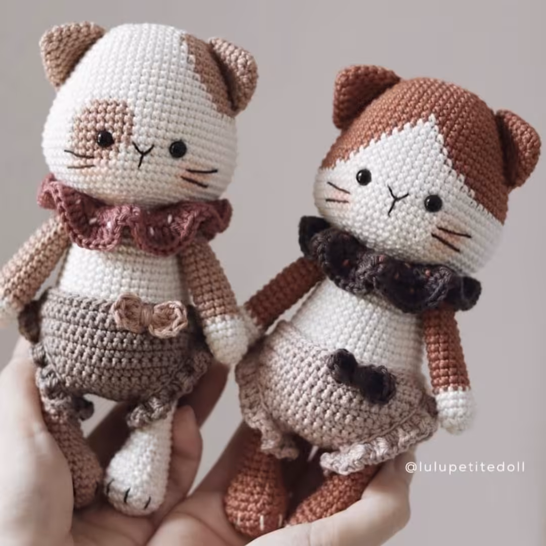 عروسک تکی دستبافت گربه تیرا و تیکا با سایز تقریبی 25 سانت و قابل سفارش در رنگبندی دلخواه شما 