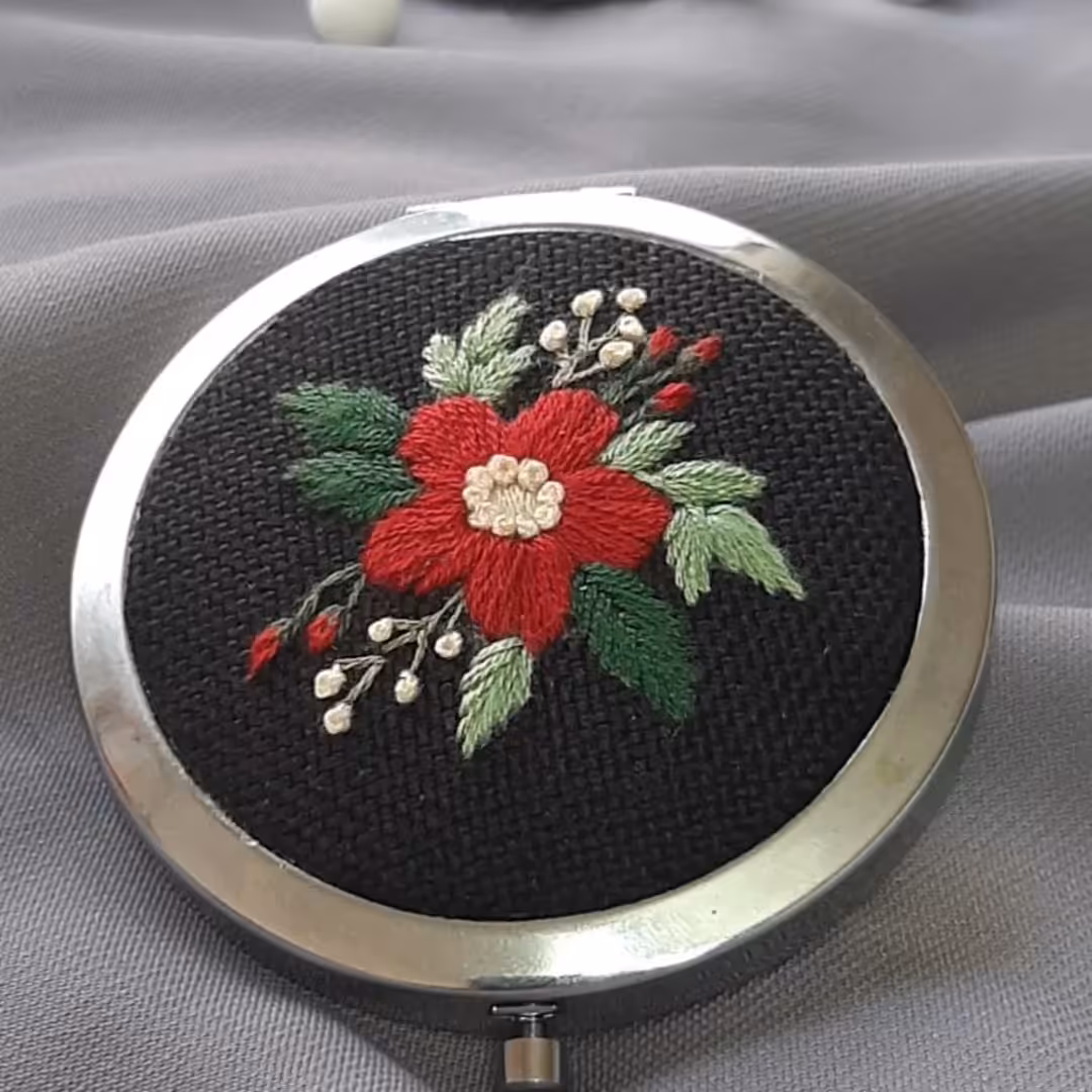 آینه جیبی گلدوزی شده با دست طرح ترنج قطر 7 سانت