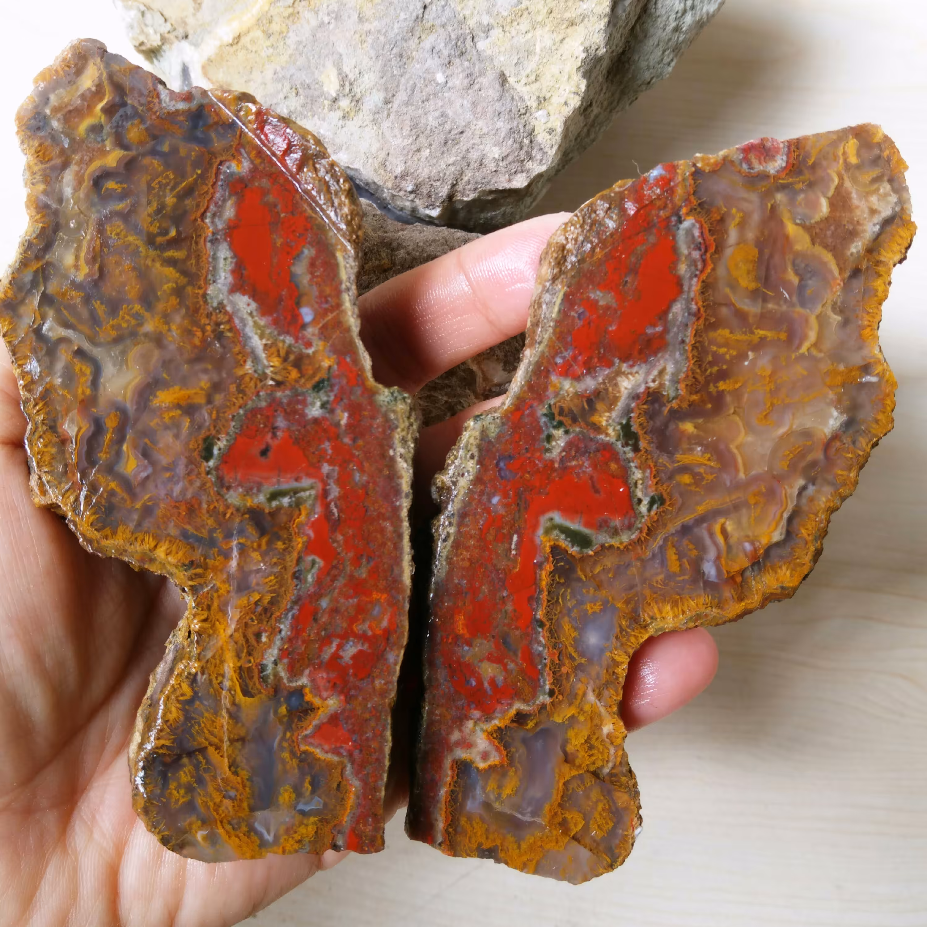 سنگ عقیق مصور شبیه بال پروانه فوق کلکسیونی معدنی و اصل با رنگ طبیعی زیبا و ناب با خواص بسیار مناسب قاب گیری و رومیزی 