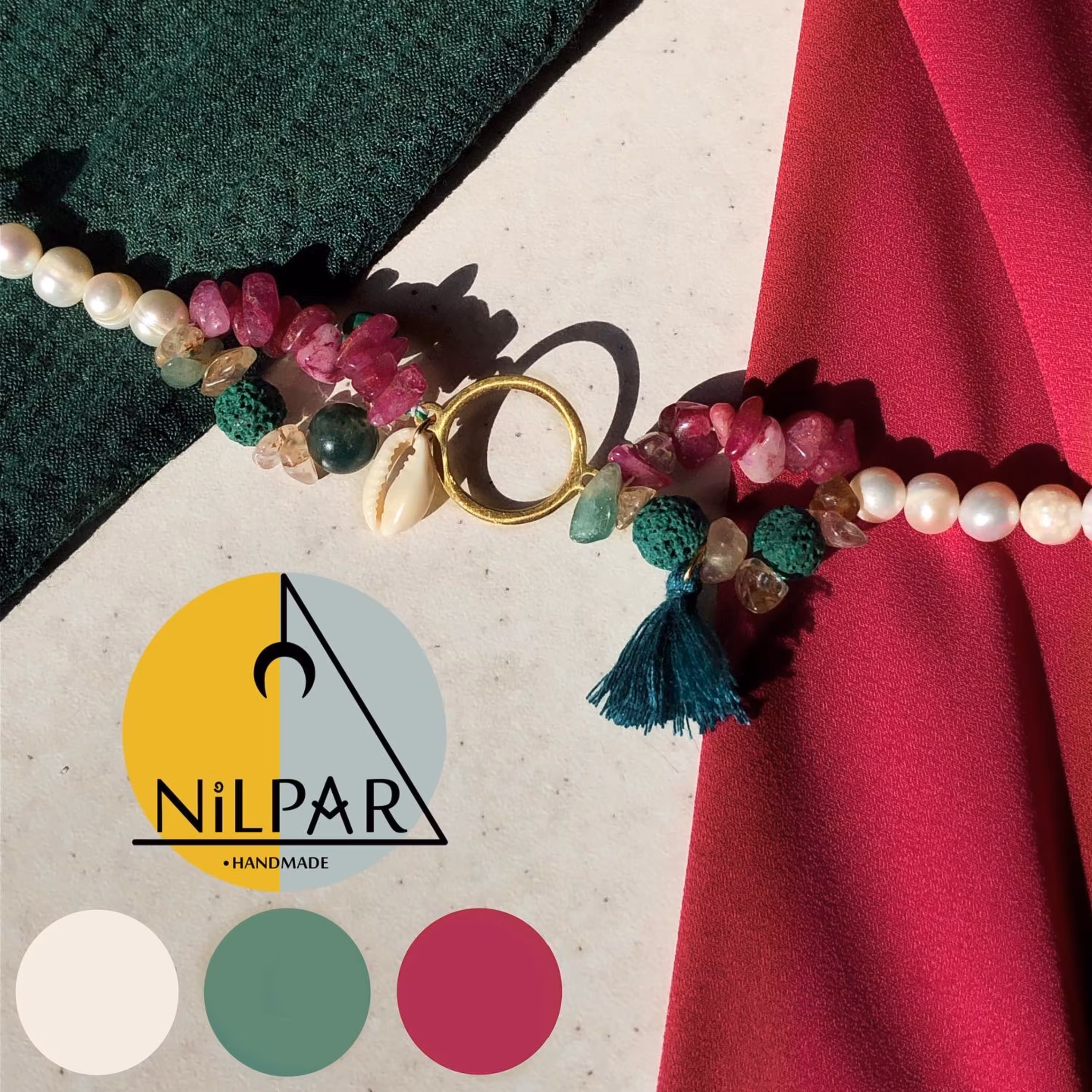 دستبند دورنگ سنگ سرخابی سبز با مروارید و پلاک استیل 