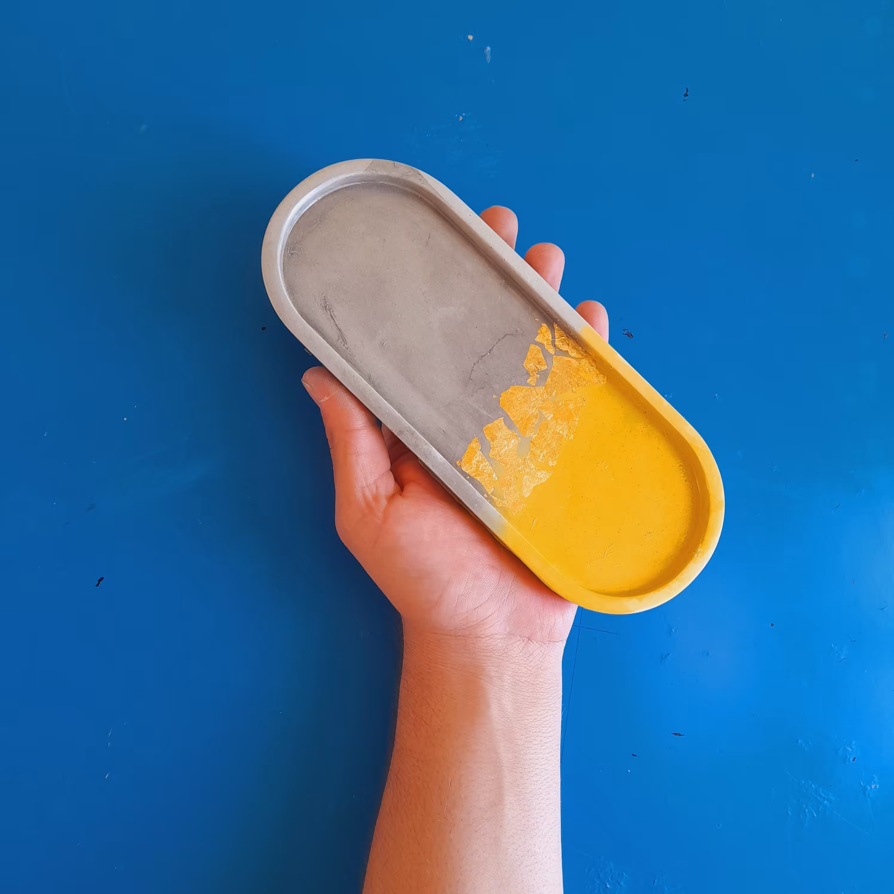 سینی پذیرایی بتنی بیضی،طرح ورق طلایی، رنگ طوسی-خردلی، ، صیقلی و براق، ضدآب و قابل شستشو