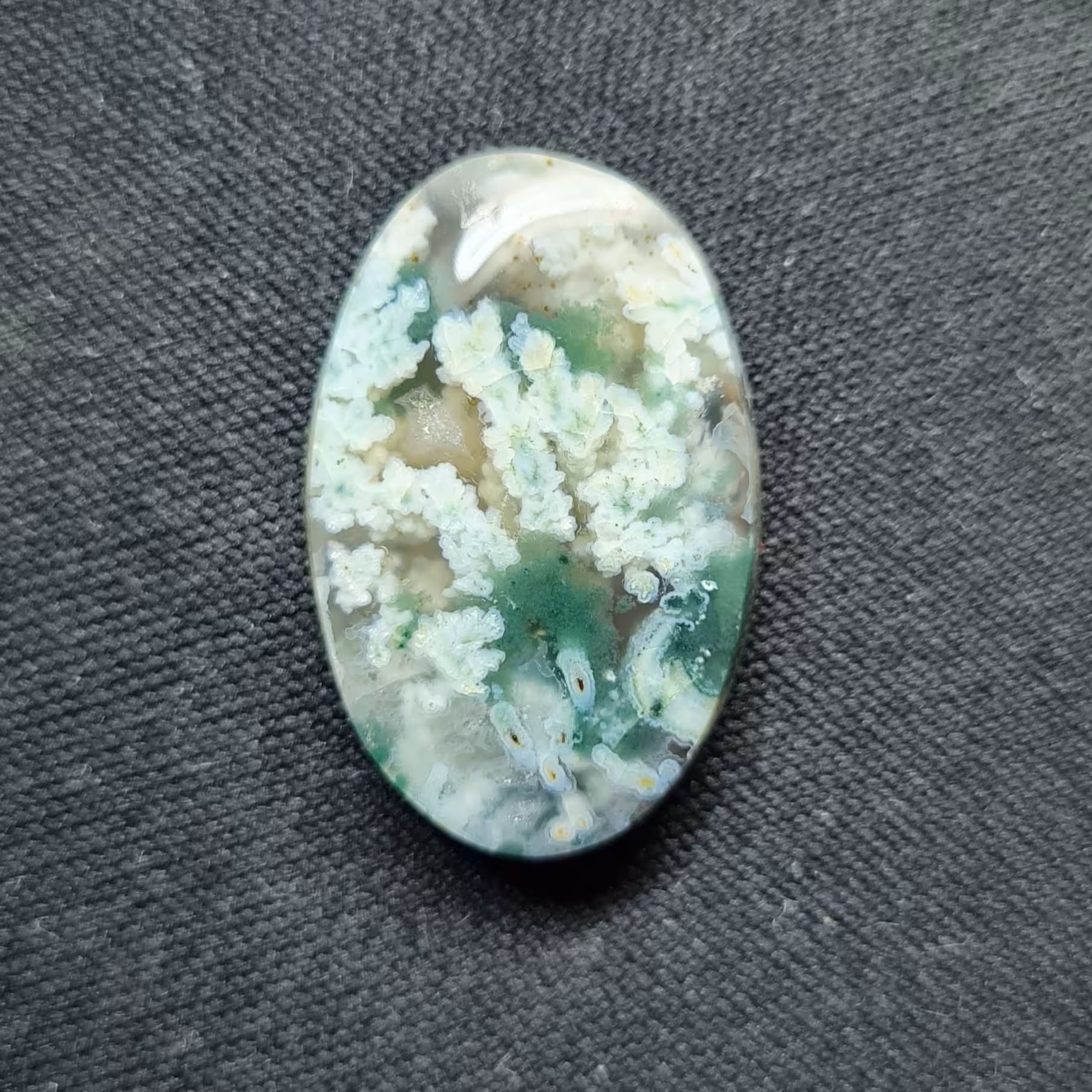 نگین عقیق شجر برفی. مشخصات. طول 2.5 سانتی متر. عرض  1.6 سانتی متر. ارتفاع 0.5 سانتی متر.