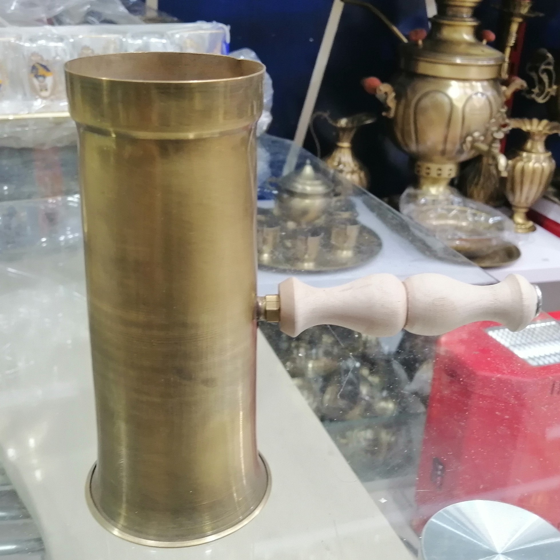 دودکش برنجی کنار سماور زغالی (تنوره)