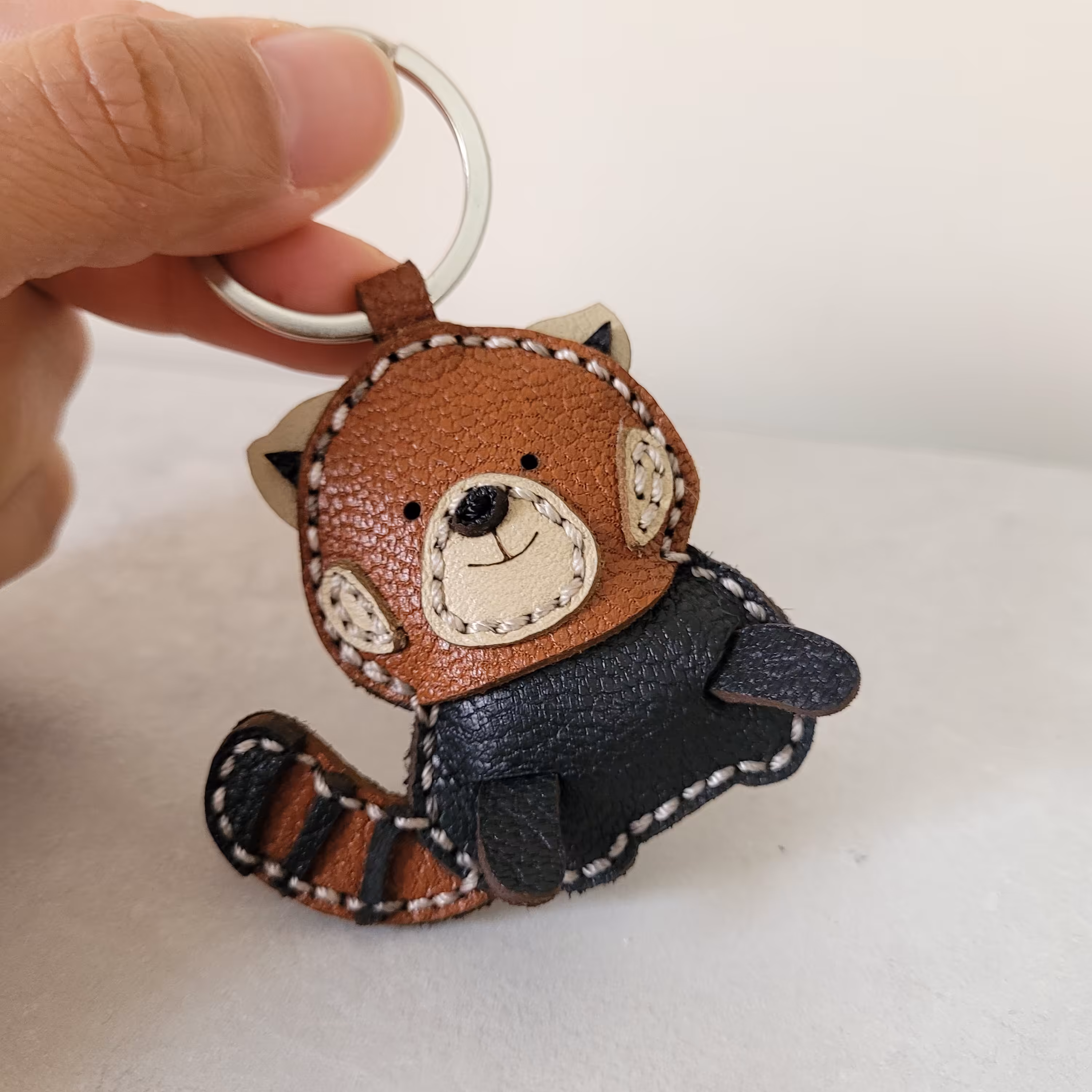 جاکلیدی چرم طبیعی دستدوز طرح راکن