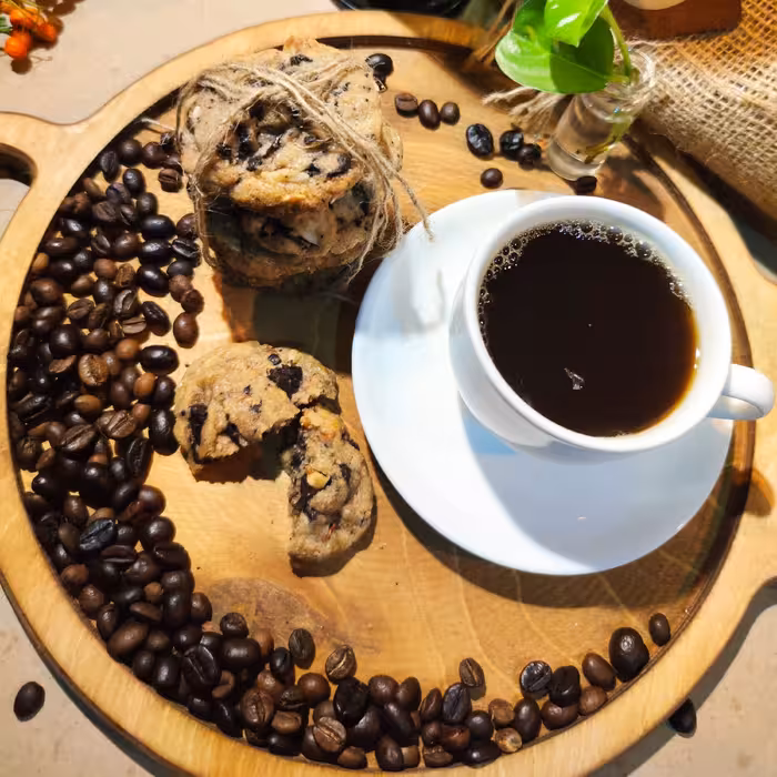 کوکی گردو شکلات تهیه شده از مغزگردو اعلا شکلات تلخ و آرد بادام‌درختی مقوی و سالم بدون موادافزودنی وموادنگهدارنده