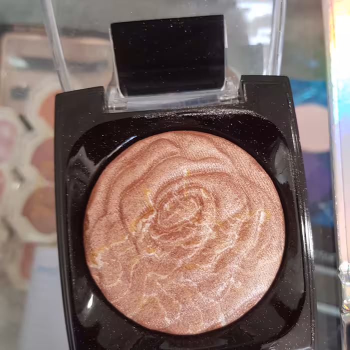 هایلایتر  گل سنگی از غرفه آرایشی فلورا