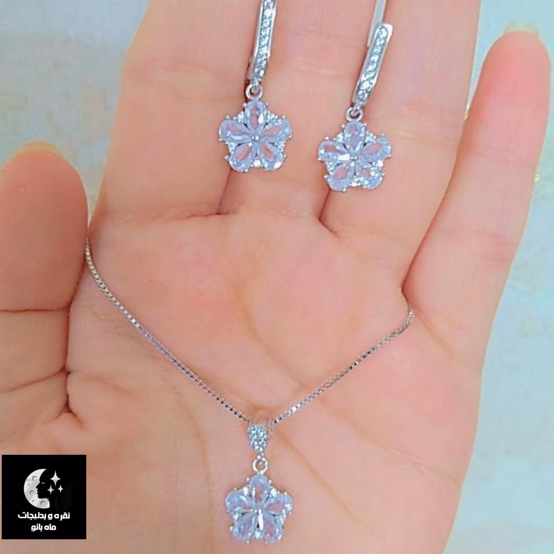 نیم ست نقره زنانه طرح گل با عیار 925 و آبکاری طلا سفید زنجیر ونیزی 030 به طول 45 سانت