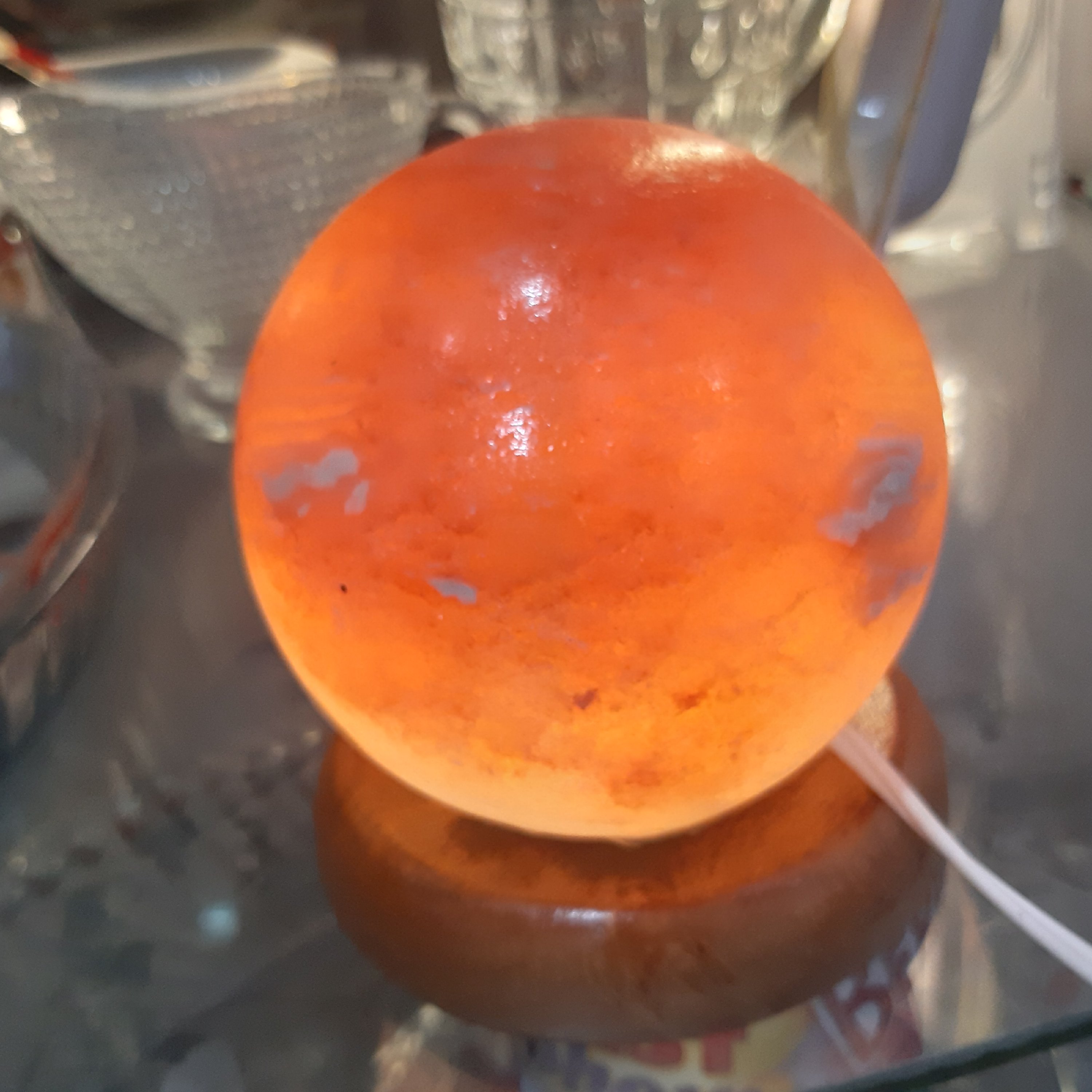 آباژور سنگ نمک مدل گوی قطر 11 با پایه چوبی متصل