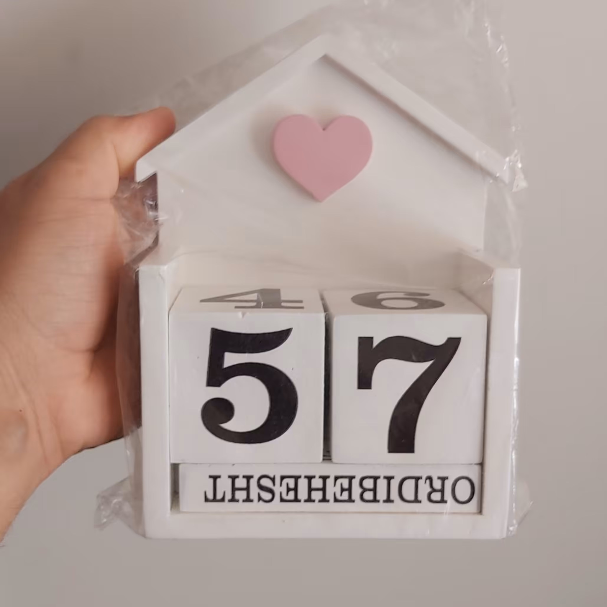 تقویم چوبی رومیزی طرح کلبه سایز کوچک (برای انتخاب رنگ در بخش گفت و گو پیام بدین)