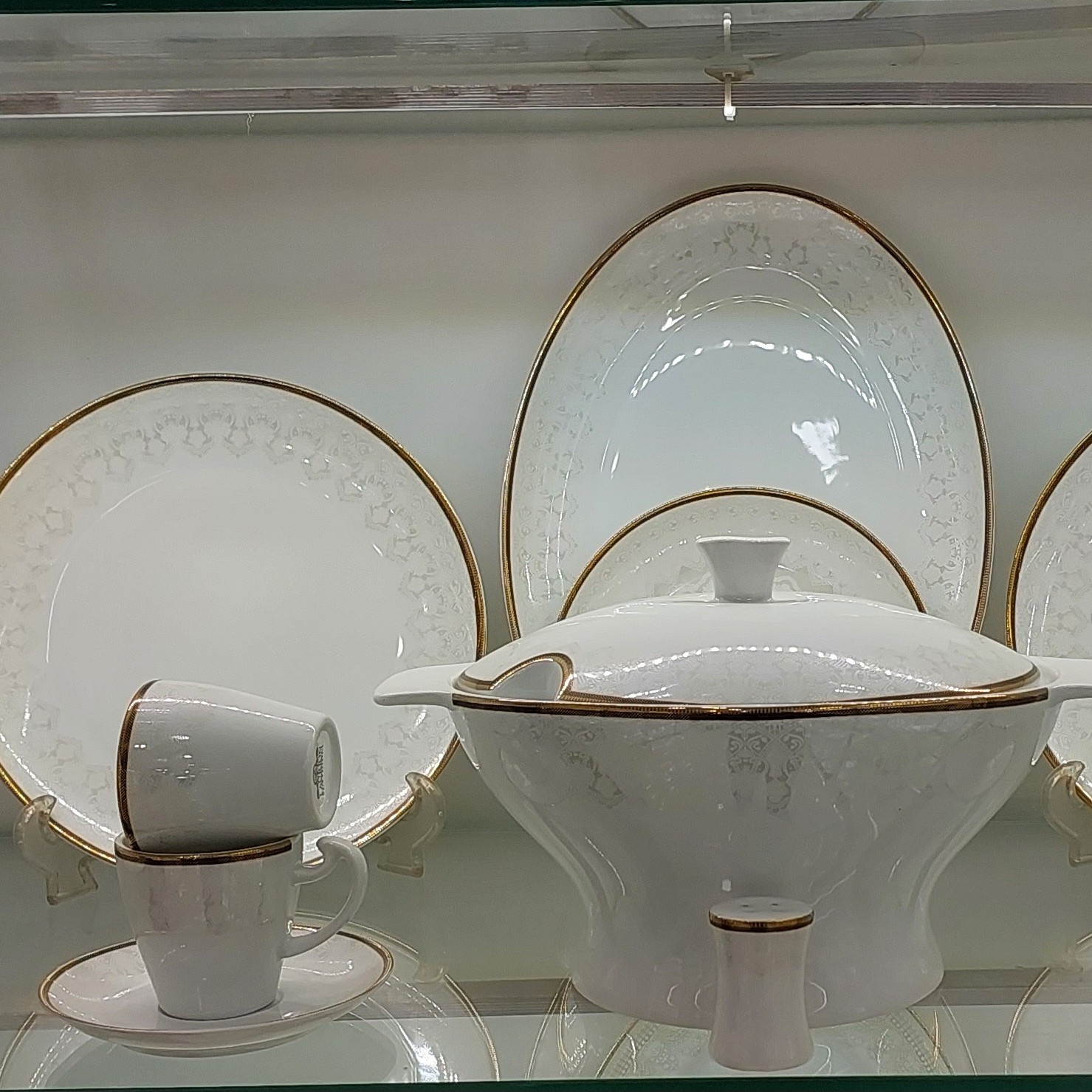 سرویس چینی  29 پارچه  6 نفره نازنین لب طلا برند لورین با کیفیت عالی و قیمت مناسب و ارسال رایگان 