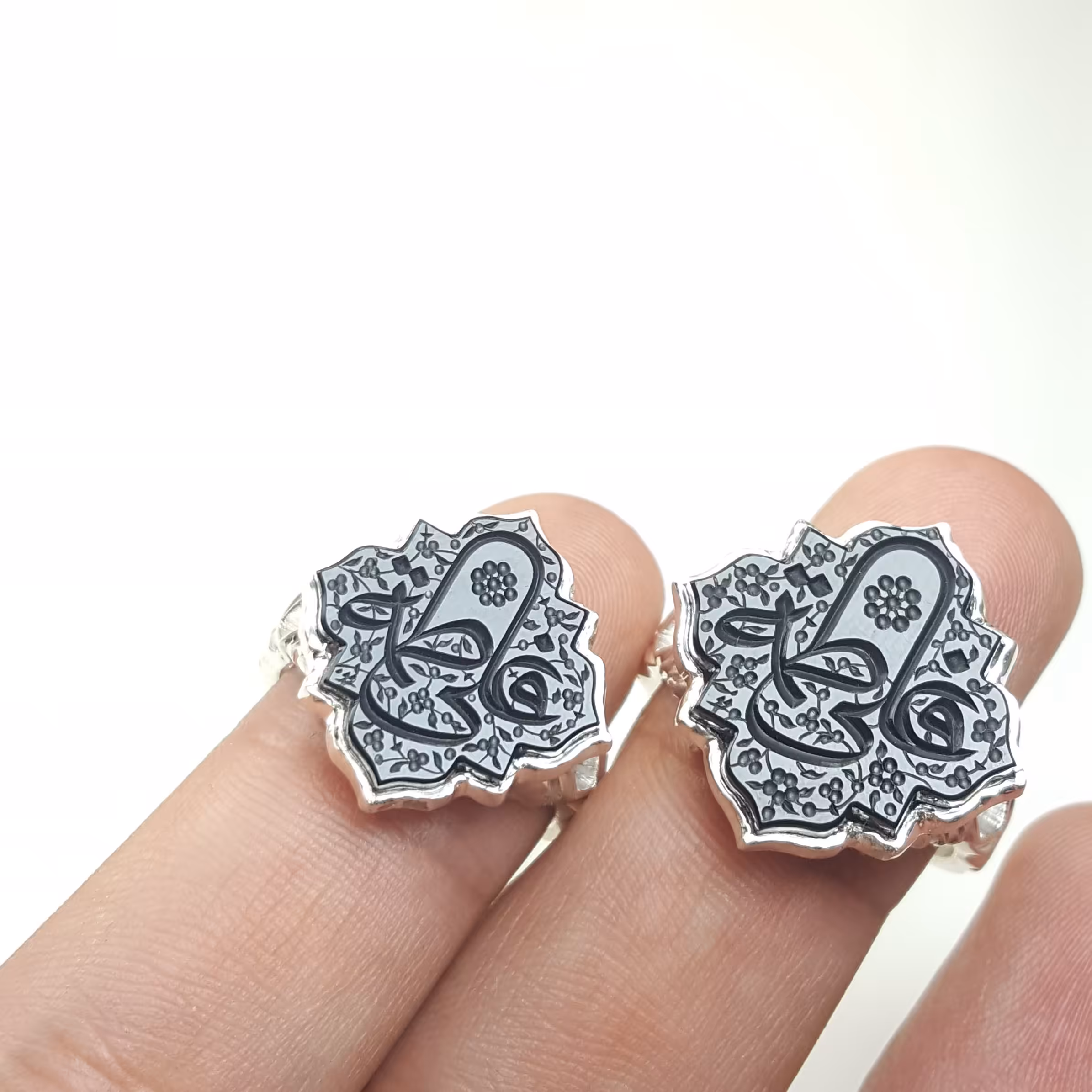 ست مردانه و زنانه نگین  عقیق مشکی 
خط استاد وفی 
حرز امام جواد علیه السلام 
تربت امام حسین علیه السلام زیر نگین 
رکاب دس