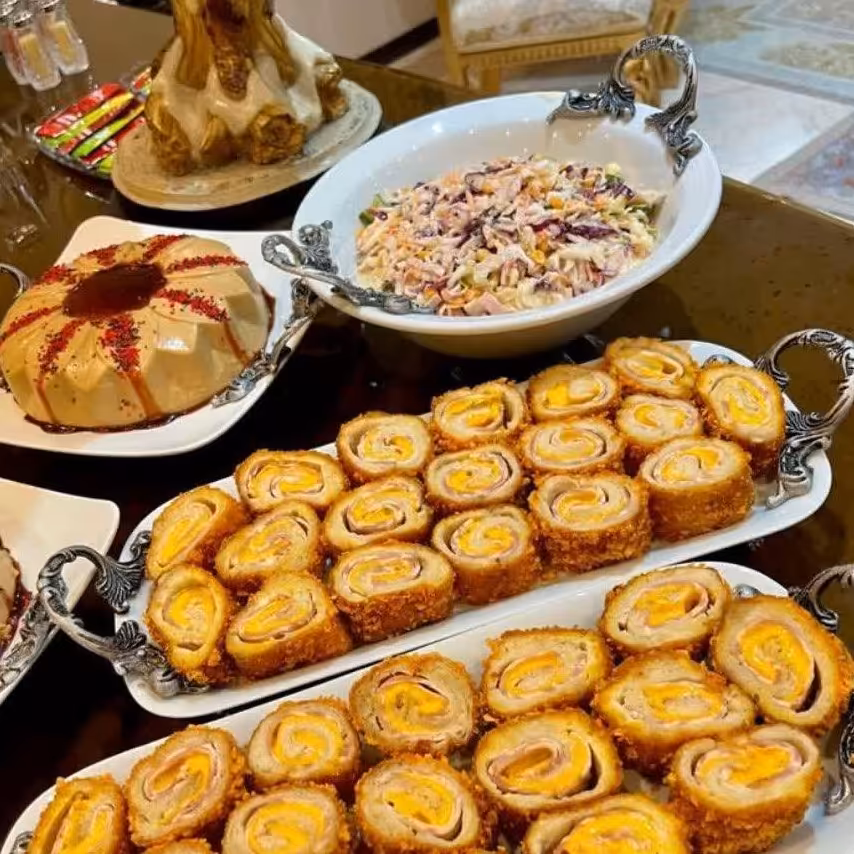 رولت خوری چینی  دارای  2عدد دسته پیچ شده و 4عدد پایه با کیفیت محکم دارای جعبه و بسته بندی 