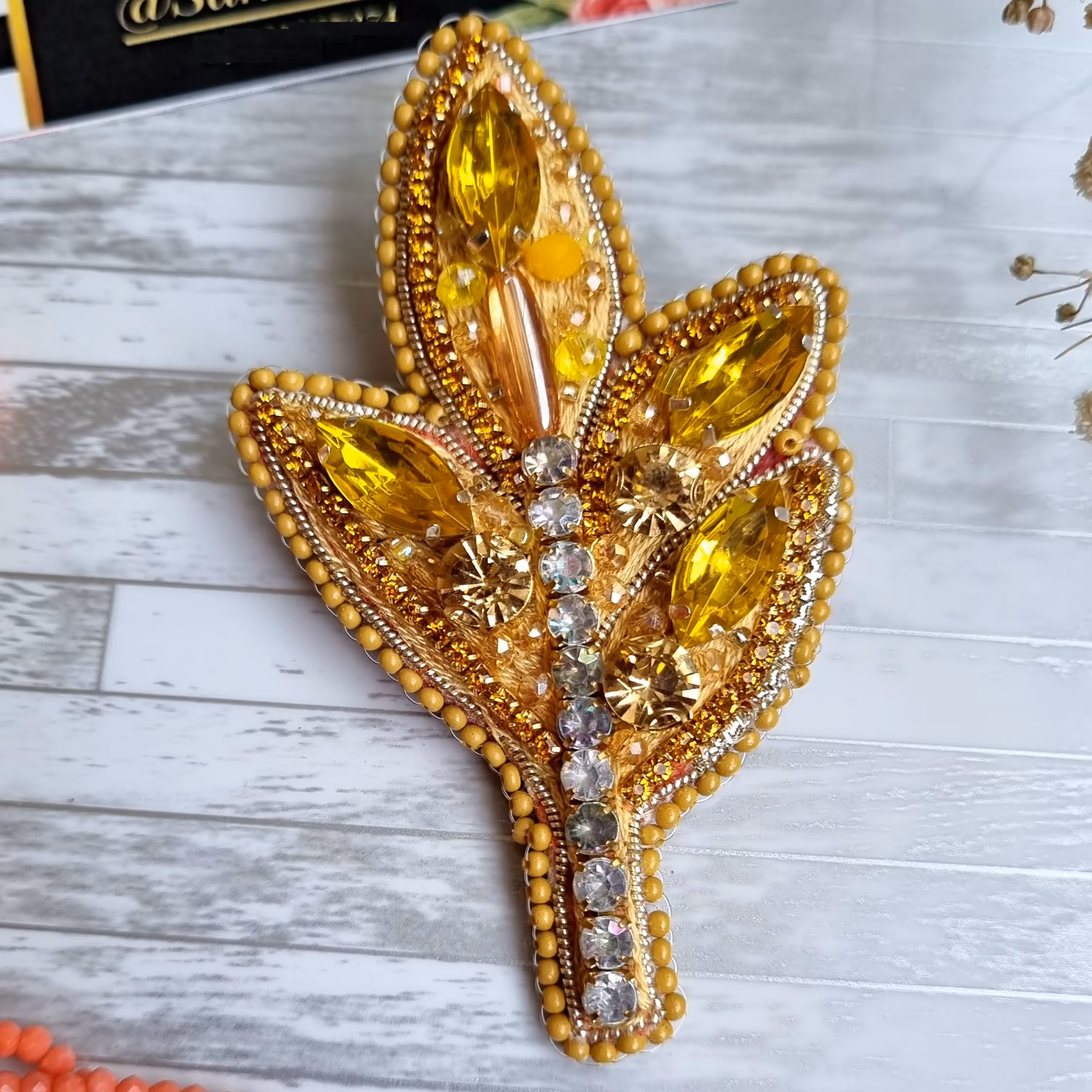 سنجاق سینه جواهردوزی زنانه مدل برگ  زیتون کد GOL751