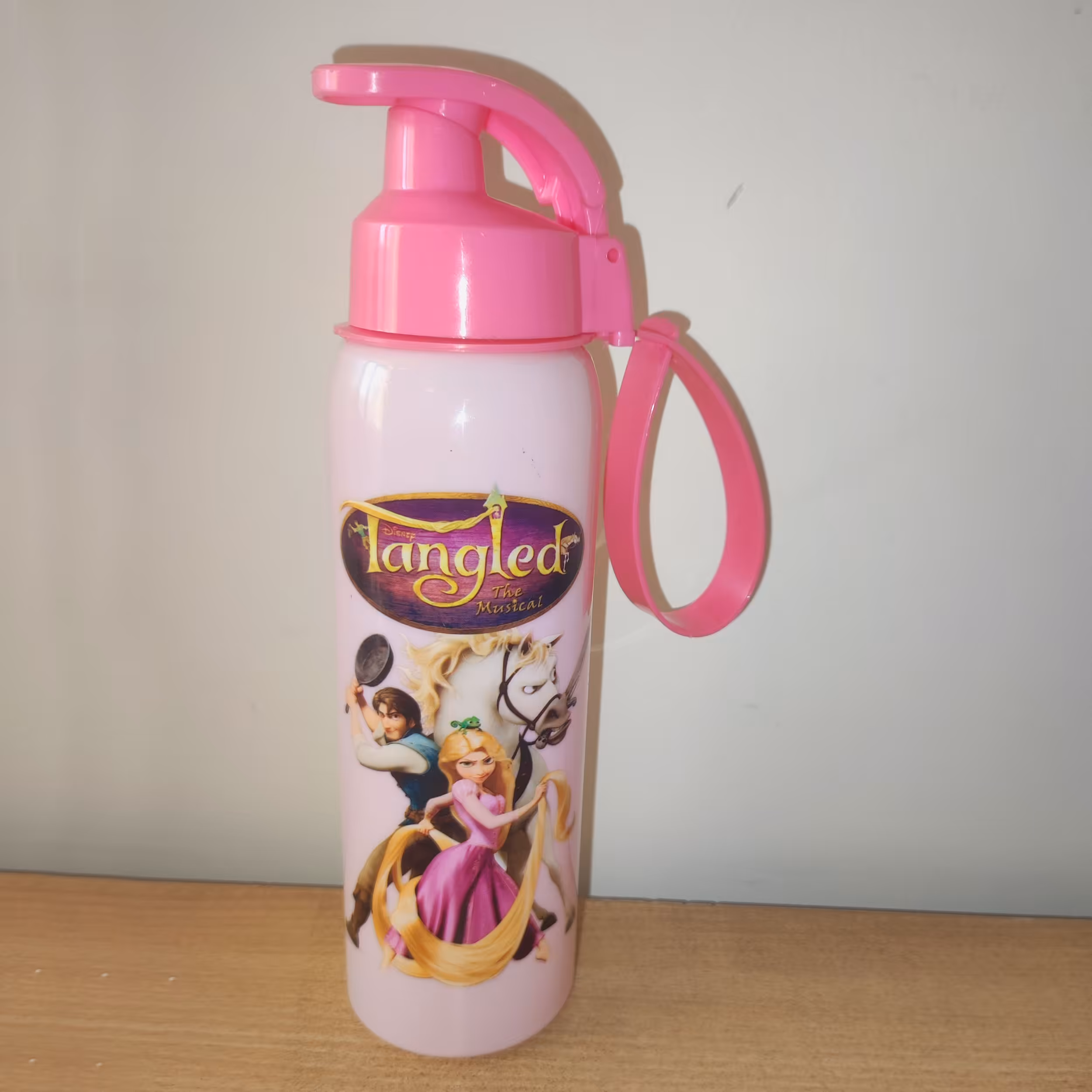 قمقمه طرح گیسوکمند گنجایش 0.5 لیتر  سفید با در صورتی