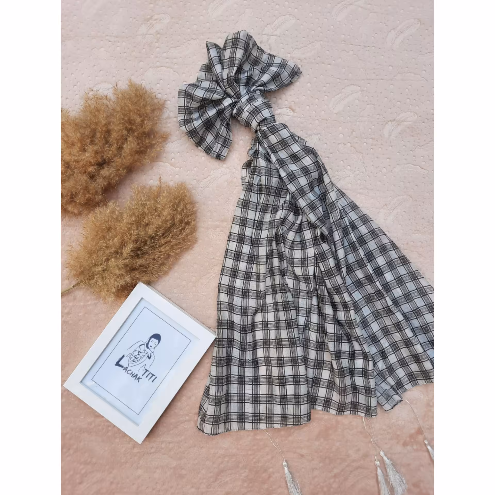 شال حریر نخ چهار خونه سفید مشکی منگوله دار