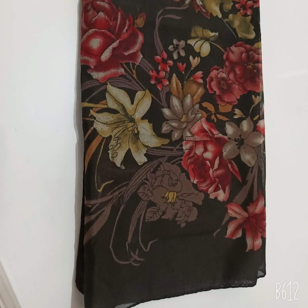 روسری نخی مشکی طرحدار سایز 90 وزن 100 گرم بسیار سبک