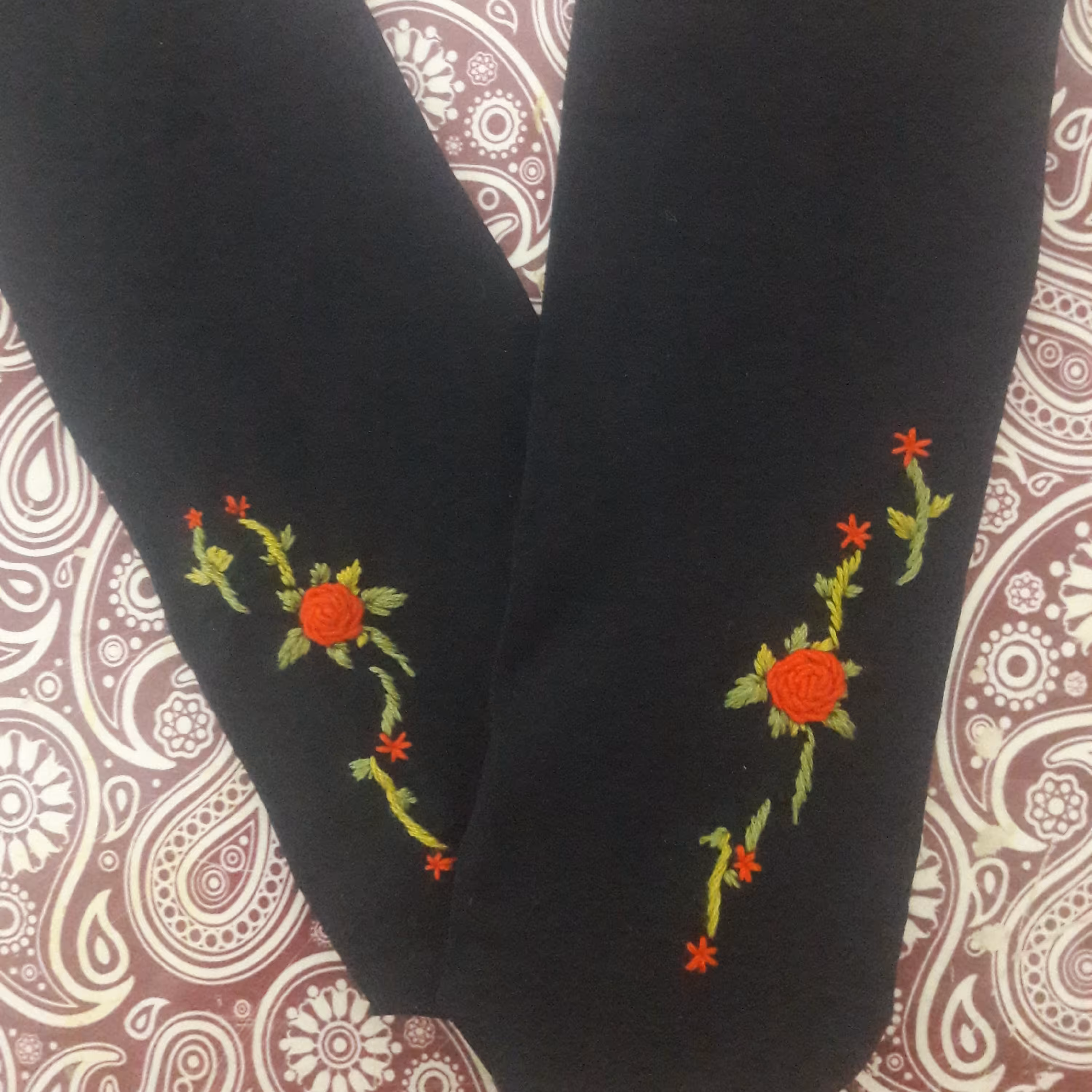 جوراب گلدوزی شده پنتی