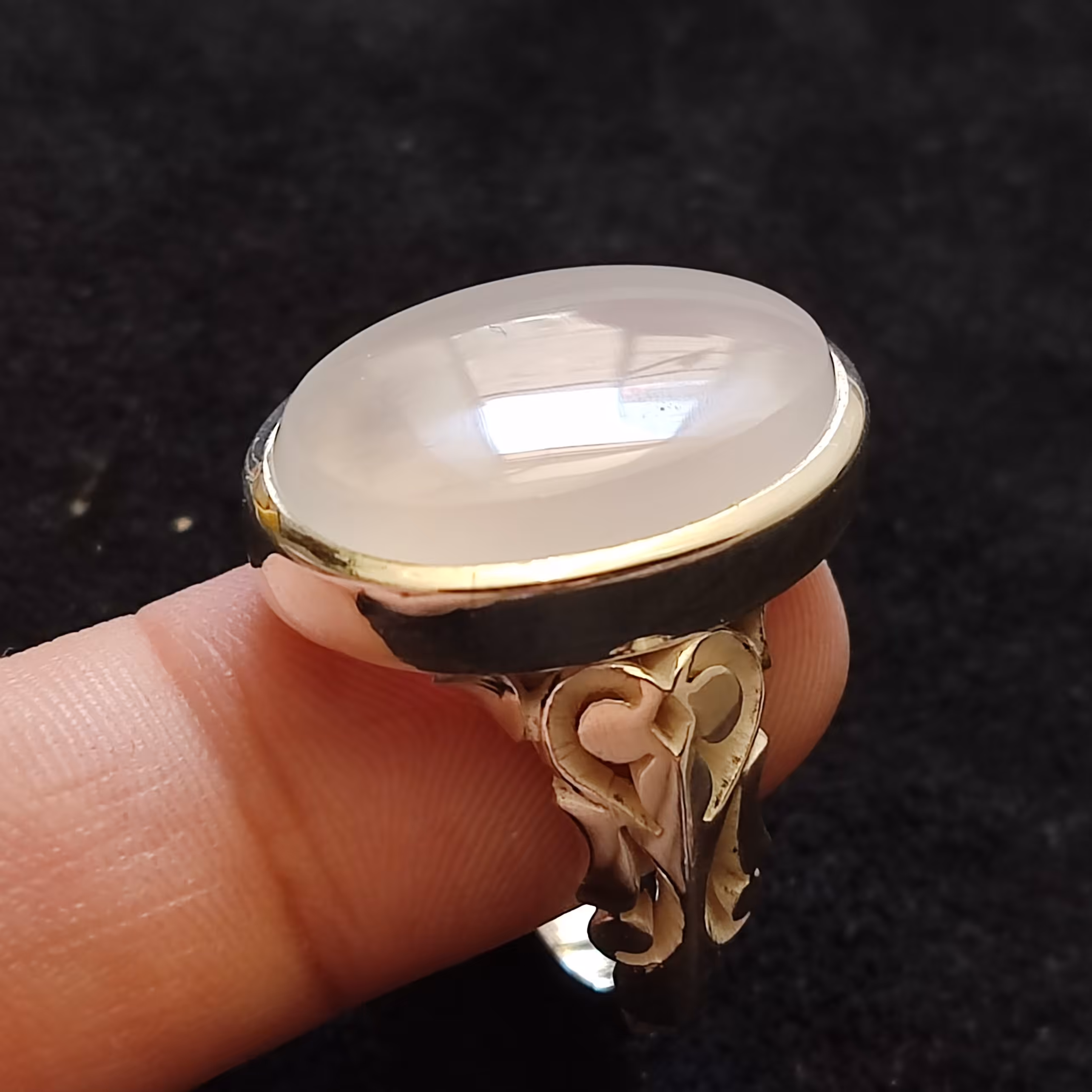 عقیق سفید آبدار و پاک و شفاف طبیعی معدنی اصلی