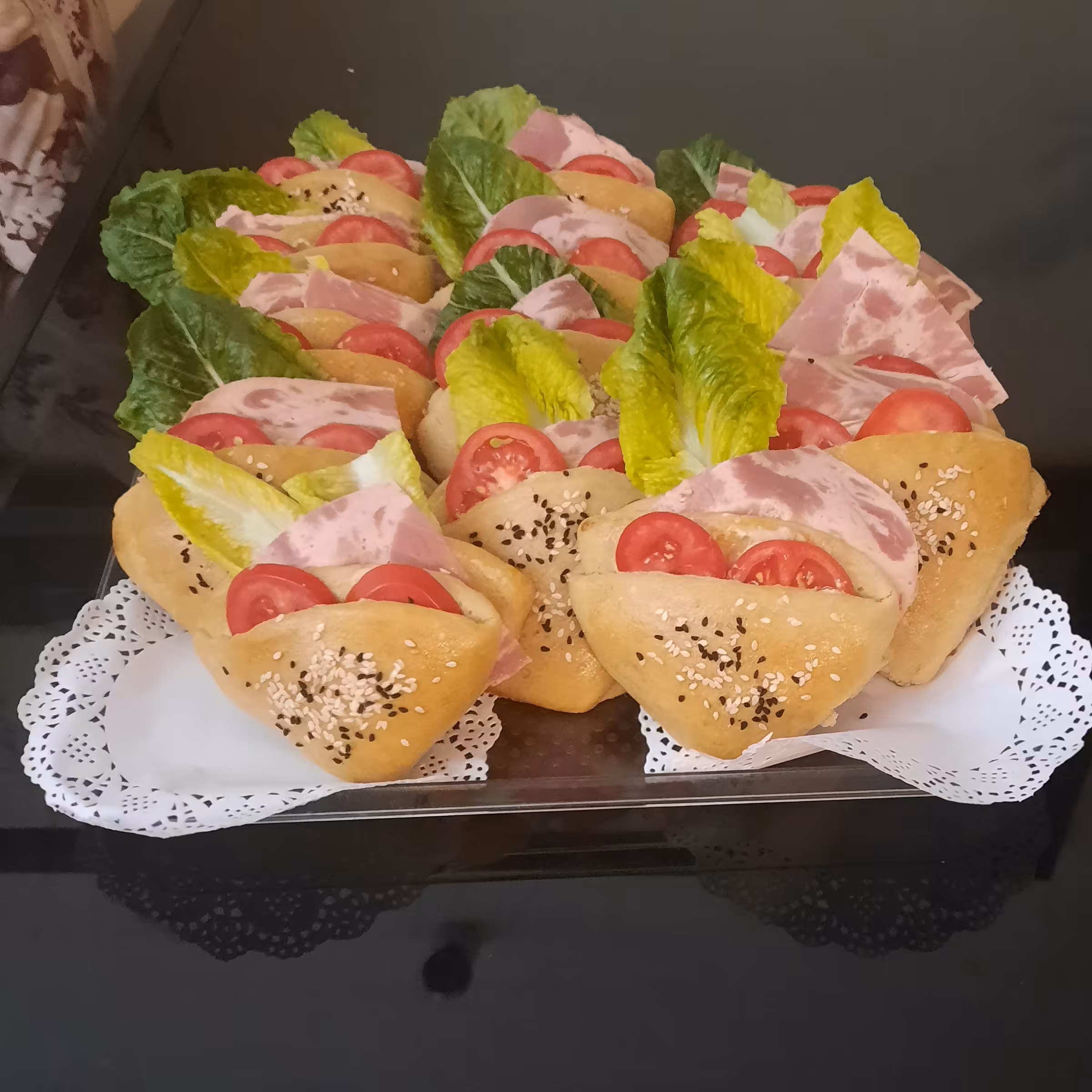 فینگر فود-مینی ساندویچ  سه گوشِ ژامبون گوشت 90 درصد20 عددی(ارسال پسکرایه)