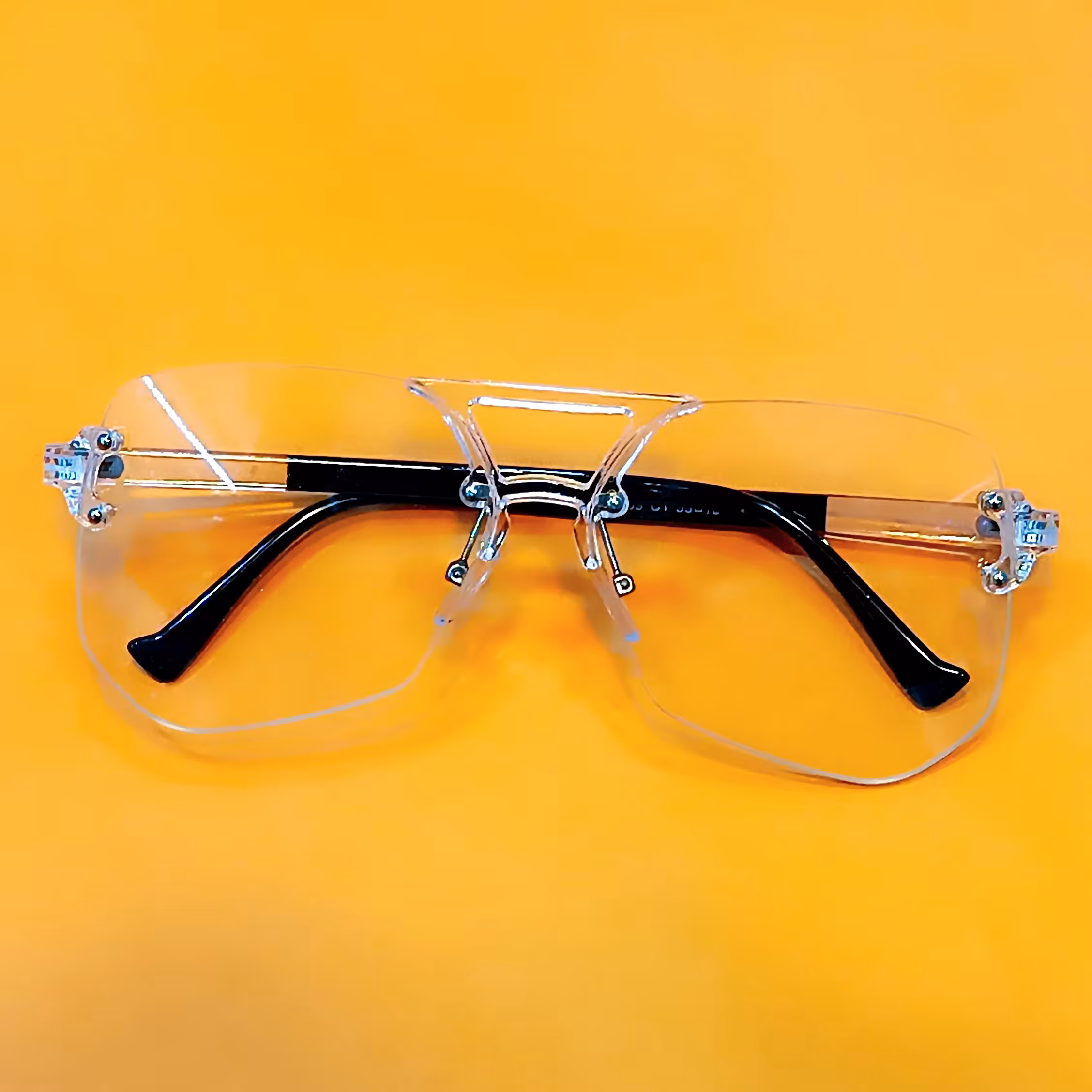 عینک طبی فانتزی بی رنگ سفید یخی دسته سفید مشکی سایز فریم بزرگ فانتزی قابل استفاده در شب و روز با عدسی uy400 استاندارد