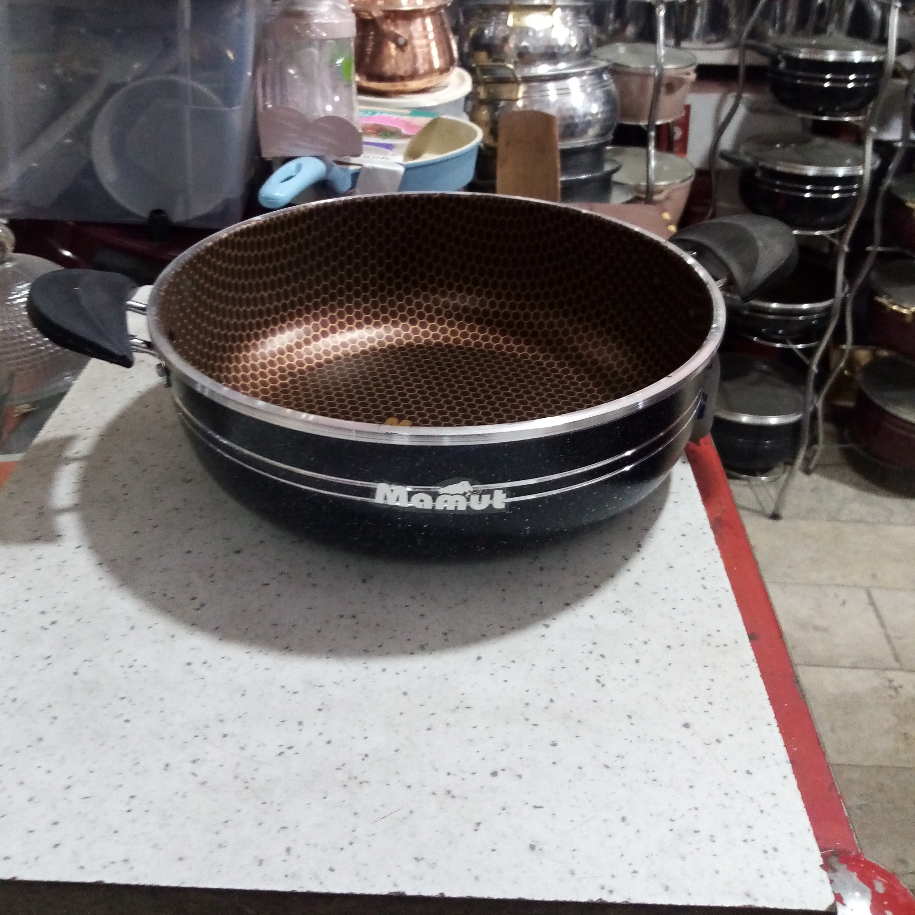 ماهی تابه دو دسته طرح چدن سایز 28داخل زنبوری مشکی