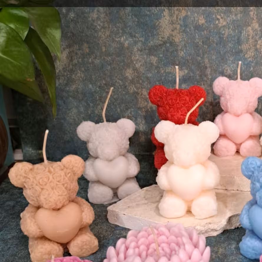 شمع زیبای خرس قلب به دست ارتفاع حدود 8 سانت پارافین مصرف یک درصد سفید بدون دود قابل اجرا در هر تعداد با هر رنگی 